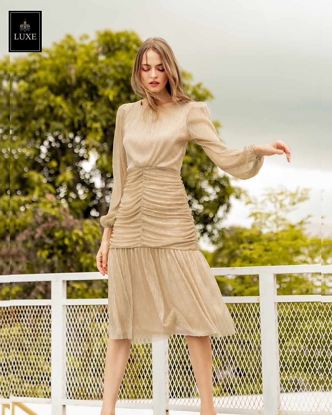 Label : LUXE ☑️เดรสเสื้อคอกลมแขนยาว กระโปรงทรงเข้ารูปจับเดรปตรงกลาง ต่อชายระบาย ☑️ทำจากผ้าราเม่อัดพลีทผสมดิ้นเมทัลลิค ผ้านุ่มยืดหยุ่น ☑️มีซิปซ่อนและซับในเต็มตัว