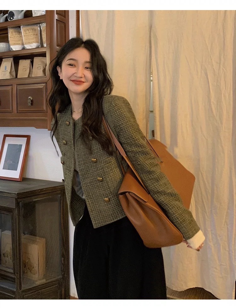 Blazer ผ้าทวิตทอเลื่อม แต่งกระดุมทอง กระเป๋าล้วงได้จริง มีฟองน้ำเสริมบ่า เนื้อผ้าดี งานมีซับในสวย TAG : 🇰🇷🇰🇷