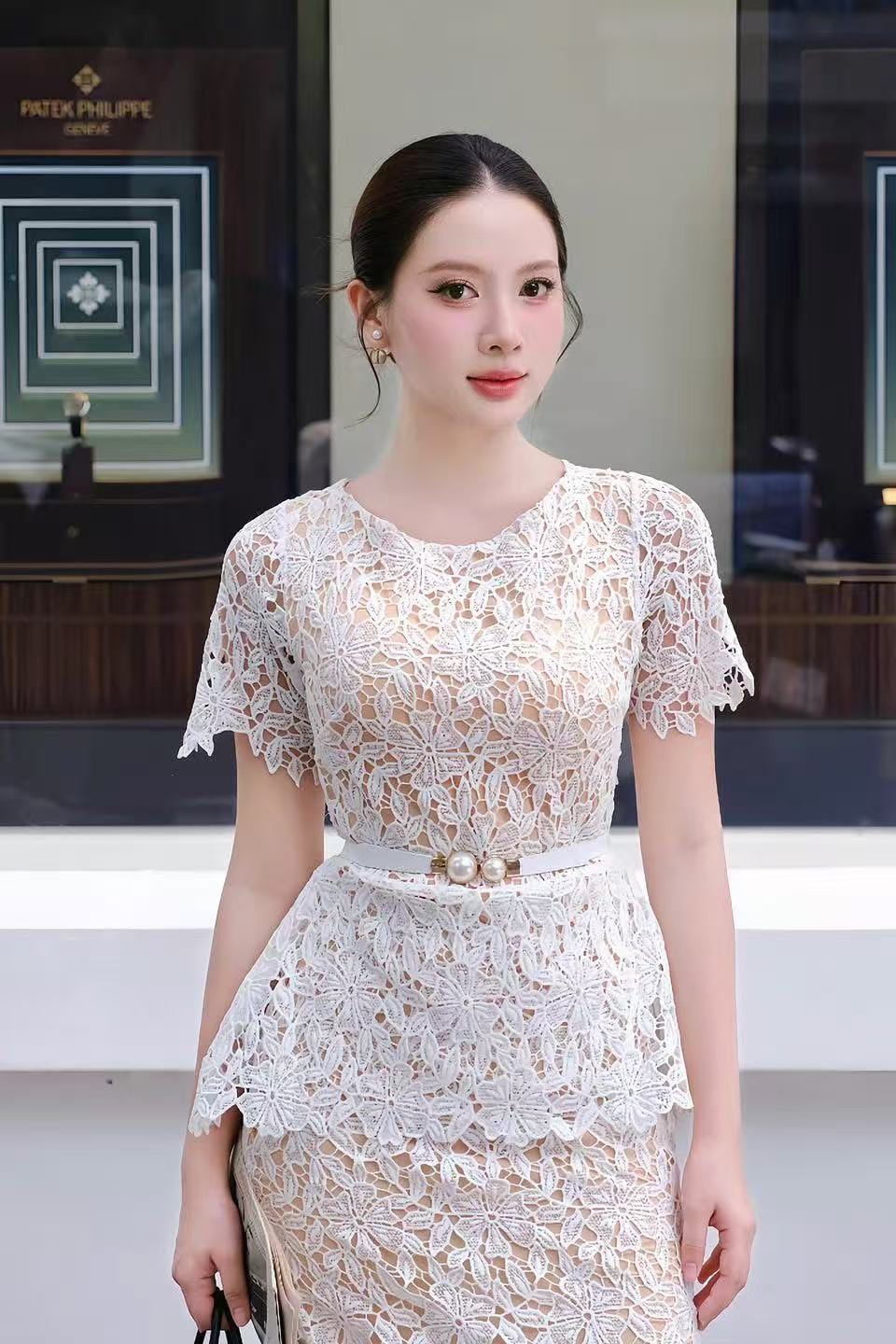 Set 2ชิ้น เสื้อ+กระโปรงยาว งานผ้าลูกไม้เนื้อนิ่มทั้งตัว คอกลมสีขาว อกเสริมฟองน้ำ ซิปหลังซ่อนอย่างดี มาพร้อมกับกระโปรงยาวทรงสอบผ่าหลัง (ซิปหลัง) และเข็มขัดหนังสีขาวหัวมุขซับในทั้งชุด ใส่แมทซ์ครบเซตสวย ลัคชู สุดๆ ลุคCOD ห้ามพลาดนะคะ