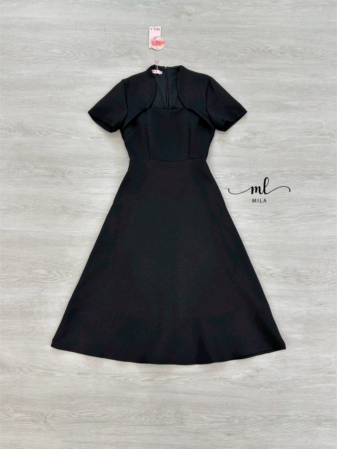 Black Elegant Dress 🖤 เดรสเรียบหรูดูแพง ดีไซน์คอปิด แขนสั้น เข้ารูปช่วงอกและเอว ( เสริมฟองน้ำและซิปหลังซ่อนอย่างดี ) ช่วยขับทรงให้ดูเพรียวสวย กระโปรงทรงตรงดูสุภาพแต่ยังคงความแฟชั่น ใส่ไปทำงานหรือออกงานได้หมด เนื้อผ้าดี แพทเทิร์นเป๊ะ เริ่ดสุดๆค่า