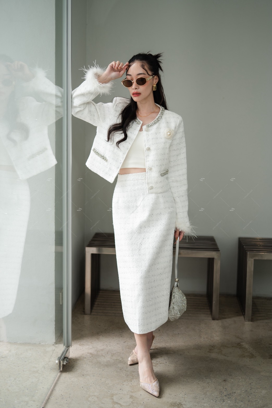 Set เสื้อผ้าทวิตทอเลื่อม + กระโปรงยาว ผ่าหลัง + ขนนก + เข็มกลัด