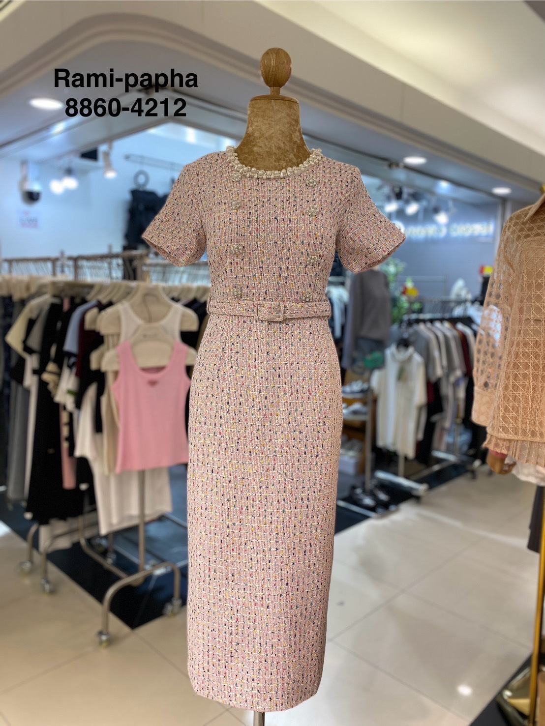 Label :: RAMI-PAPHA(รมิปภา) เดรสตัวยาว เนื้อผ้าทวีตโทนสีชมพู ทอผสมเส้นด้ายหลายแบบหลายสีสวยหรู ดีเทลคอแต่งอะไหล่มุกแซมเพรส สวยหรูโดดเด่น ด้านหน้าแต่งกระดุมสีเงินมุกล้อมเพ็ชร อกมีฟองน้ำจัดให้ทรงสวย ซับในอย่างดีทั้งตัว ชายกระโปรงด้านหลังผ่าขึ้น ซิปหลัง **เนื