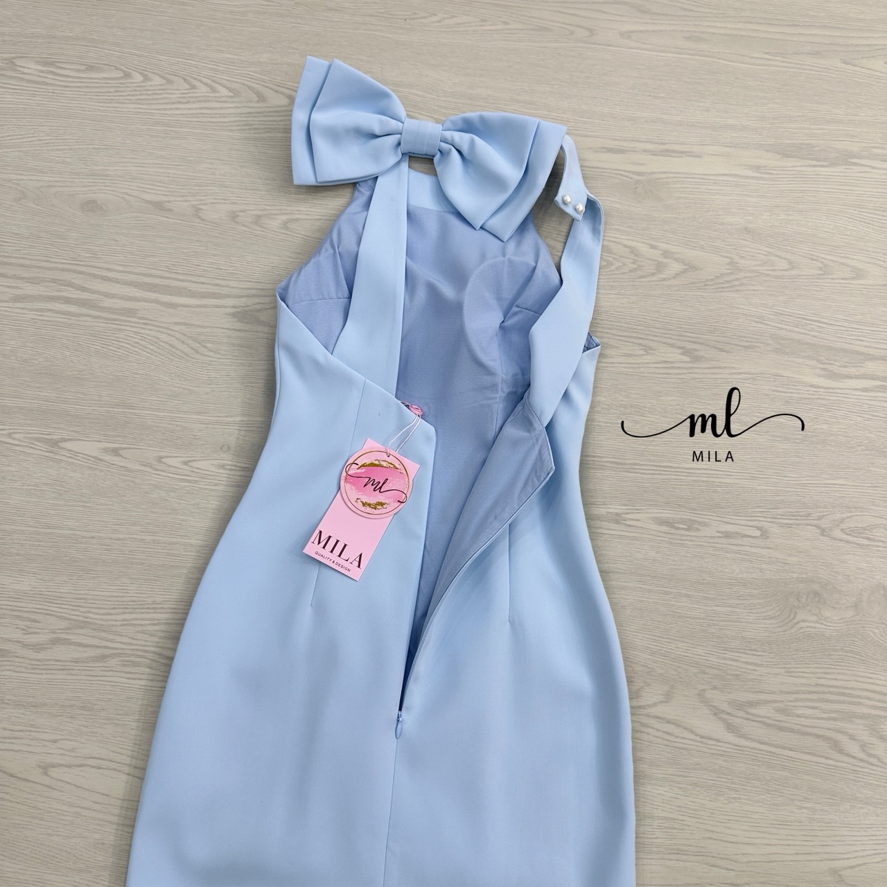 เดรสแขนกุดคอกลมสีฟ้า ดีไซน์โชว์ด้านหลังตรงคอด้านหลังมีกระดุม2เม็ดและแต่งด้วยโบว์ใหญ่เย็บติดแกะไม่ได้( เดรสเสริมฟองน้ำซิปหลังซ่อนอย่างดี ) ตัวเดรสทรงเข้ารูป ตีเกร็ดหน้ายาวทั้งตัว ผ่าด้านหลังชายกระโปรงเล็กน้อย เนื้อผ้าดีมีซับในทั้งตัว สวยหวานมากๆค่ะ