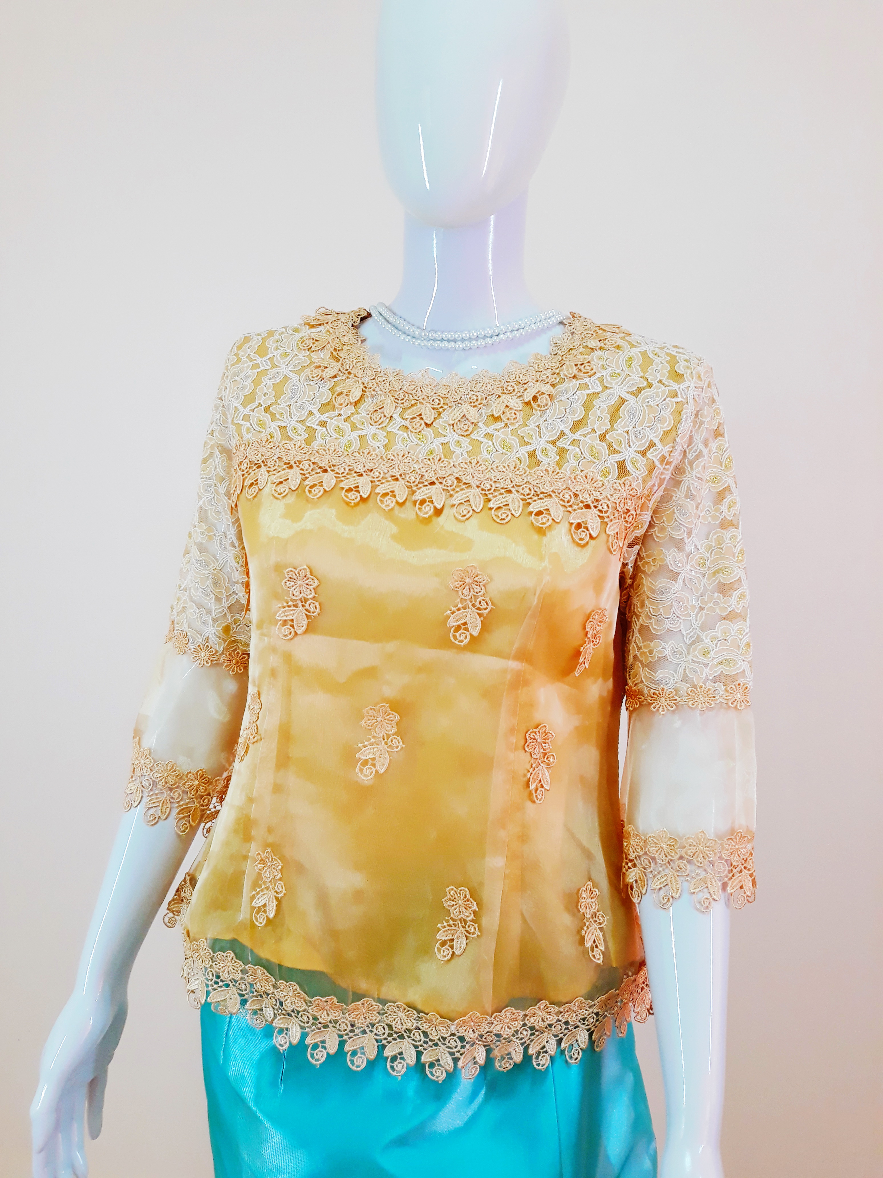 เสื้อลูกไม้ สีเหลืองทอง สวยหรู ดูดีมีระดับ มีซับในตัว (รอบอก 35-37 นิ้ว/ใส่ได้)