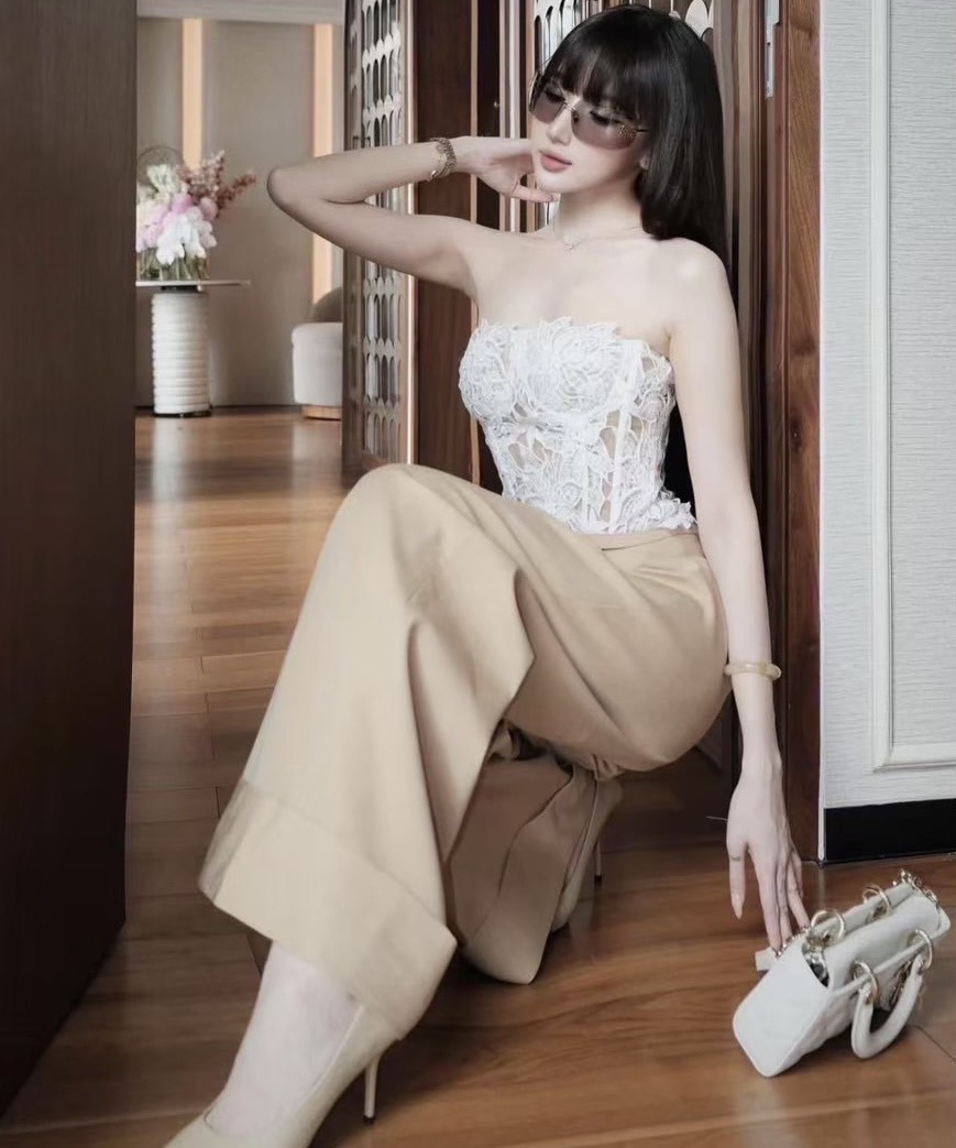 Label :: AURORA by Rami-papha ชุดเซต3ชิ้น สุดคุ้ม!! เสื้อเกาะอกท็อปหน้าเนื้อผ้าลูกไม้สีขาวเกรดพรีเมี่ยม ดีเทลด้านหน้าตัดเส้นสีขาวสวยเก๋ เกาะอกโทนสีครีมเนื้อดีแมทกันได้สวยหรูลงตัว ใส่แล้วขับผิวมาก
