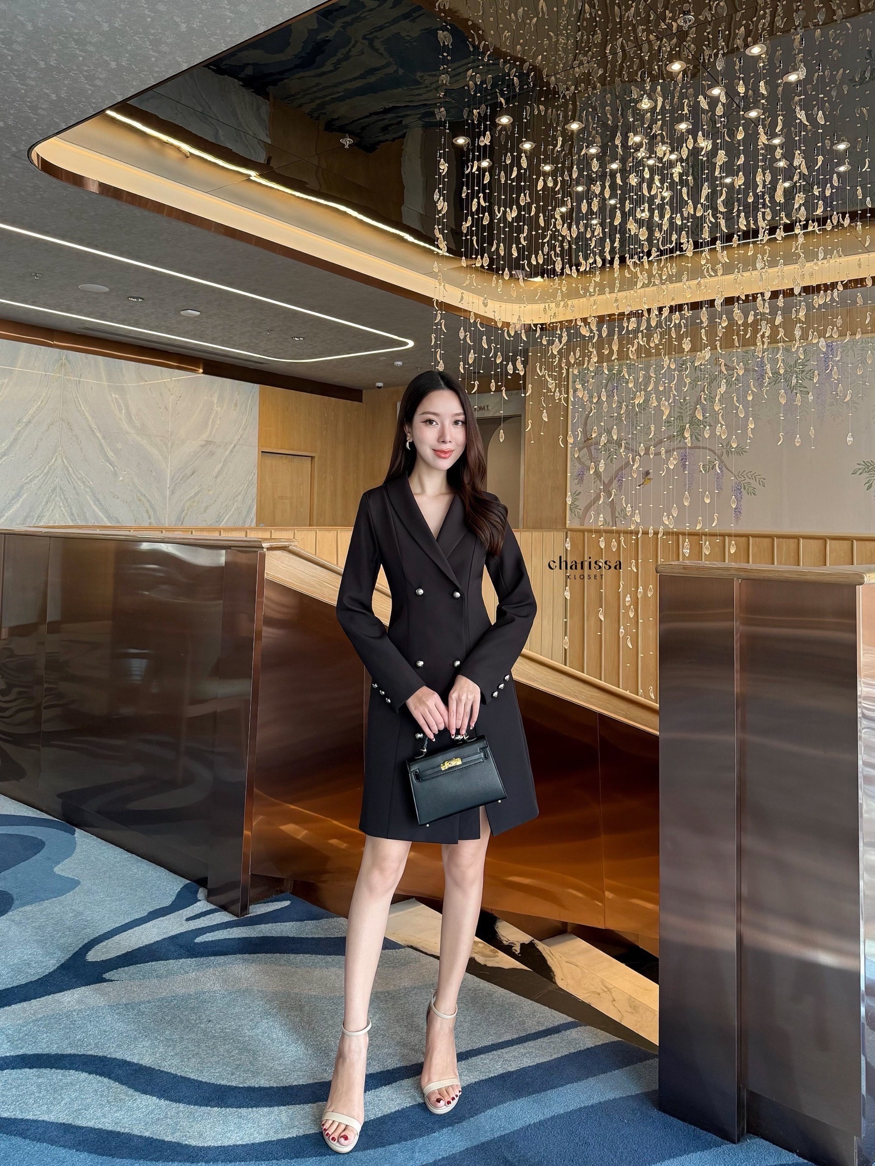 เดรสสูทอีกรุ่นที่แนะนำมาก ใส่ออกมาสวยเรียบหรูมากค่ะ เนื้อผ้าดี มีซับในทั้งชุด เป็นเดรสกระดุมหน้านะคะ มีผ่าด้านหน้าเล็กๆให้ลุคแอบเปรี้ยวนิดๆ แต่ยังดูสุภาพค่ะ กระดุมจริงด้านหน้าอะไหล่สีเงิน