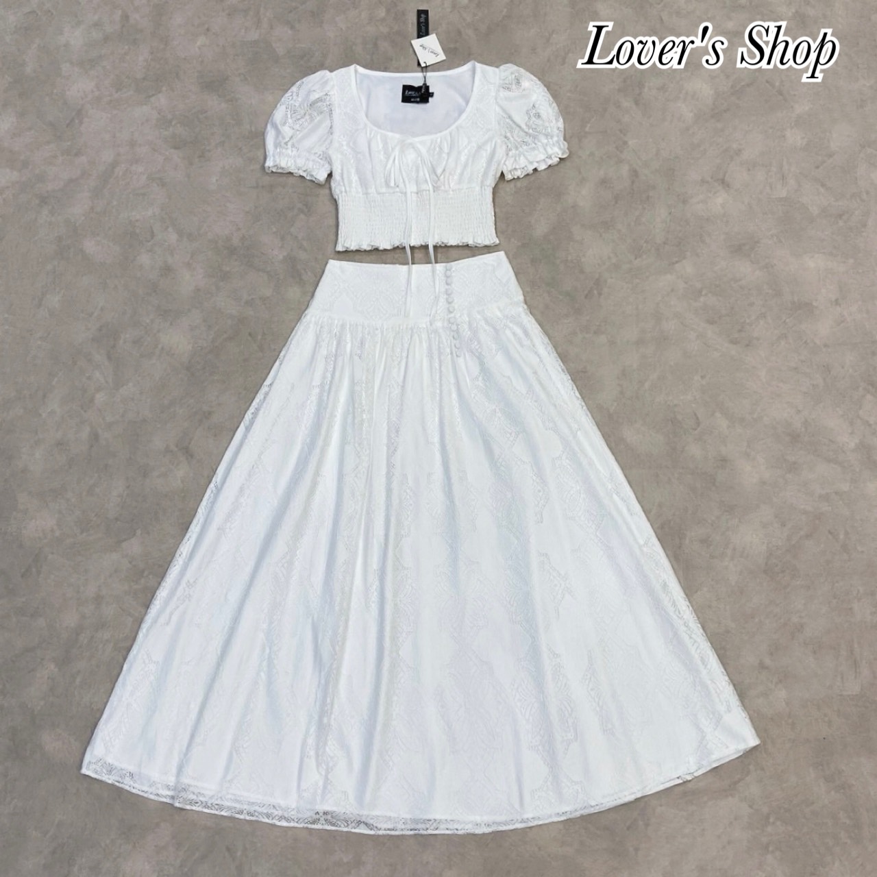 Teg : Lover’s Shop Detail : Set2ชิ้น ผ้าลูกไม้เนื้อนุ่ม ฉลุลาย สวย น่ารัก หวานซ่อนเปรี้ยว ดีเทลทรงเสื้อแขนตุ๊กตา ชายเสื้อมีสม็อคยืดได้ตามตัวค่ะ ความยาวเสื้อกำลังดีเอวไม่ลอยนะคะ มีซับใน มาพร้อมกับกระโปรงทรงเจ้าหญิง งานซิบหลัง ขอบเอวเรียบ