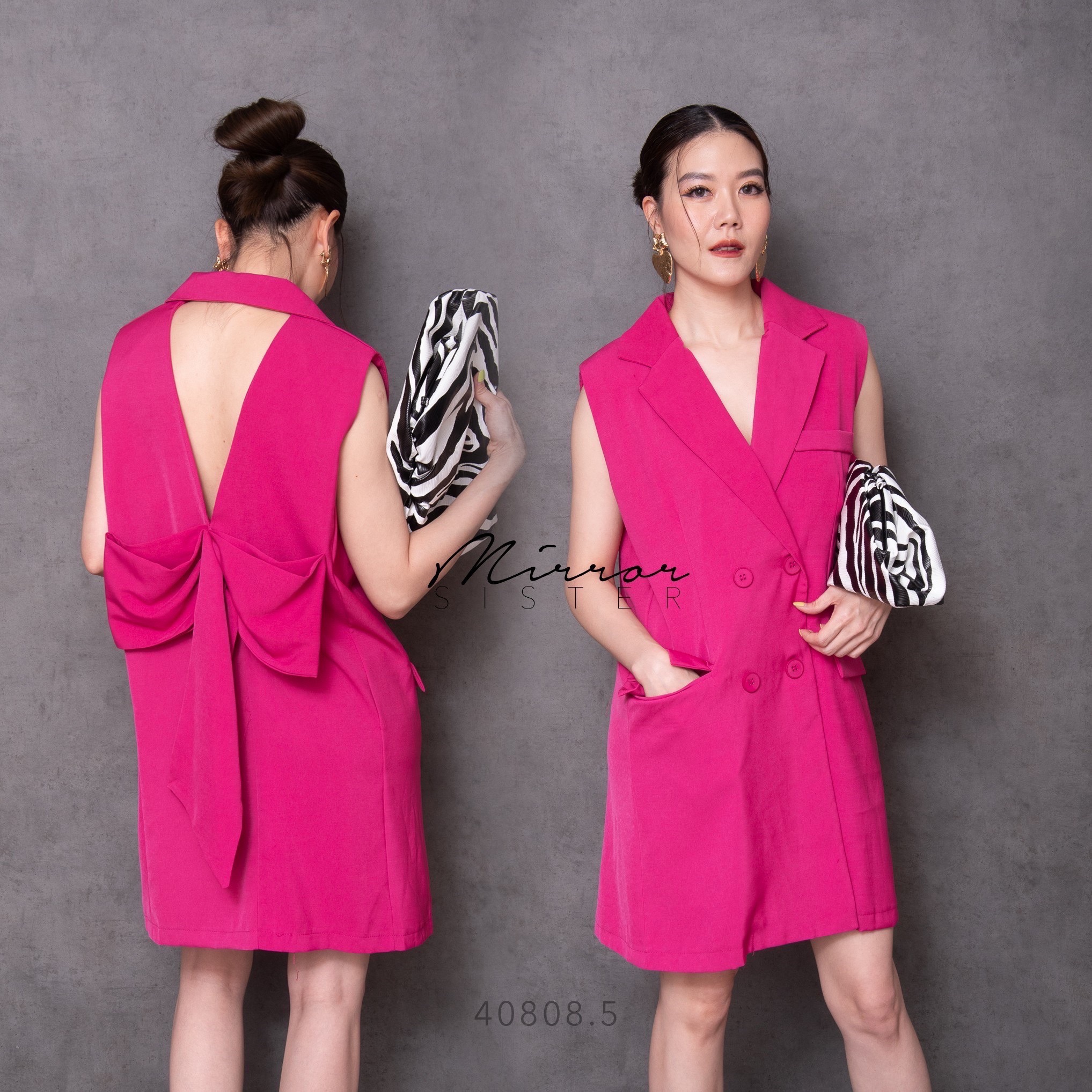 MiRRoRSiSTER's BiKK BigBow Back-off BLaZER DReSS•• เดรสแขนกุดคอปกสูทเทเลอร์ตัวเก๋ แต่งกระดุม4เม็ด มีกระเป๋าพ็อคเก็ตฝาปิดใช้งานได้จริง2ข้างด้านหน้า โดดเด่นที่ด้านหลังแต่งเว้าทรง3เหลี่ยม มีโบว์ใหญ่สวยปัง เนื้อผ้าดีใส่สบาย ชิคทุกสี