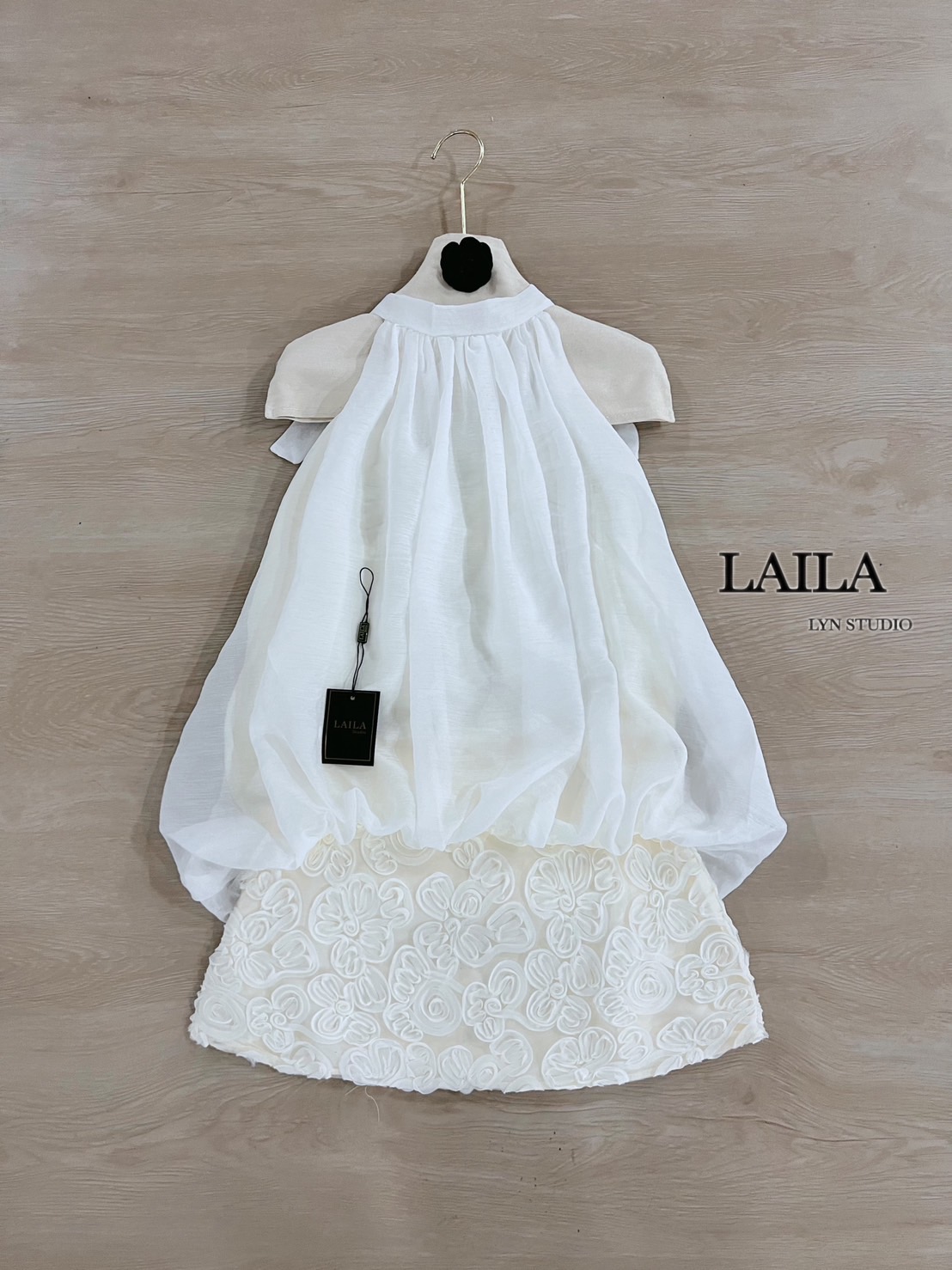 Detail: setเสื้อ+กระโปรง เสื้อแขนกุดทรงคอปีน งานผ้าชีฟองพองสวย ช่วงปลายเสื้อดีไซน์แต่งพองทรงบอลลูนรอบตัว เสื้อผ้าสวยสุดๆ มาพร้อมกระโปรงทรงสั้นทรงเข้ารูปสวย แต่งปักดอกไม้3Dทั้งลำตัว มาในโทนสีครีมซอฟๆ ลุคสวยแพงสไตล์สาวเวียดนามสุดๆ **งานแฟชั่นนำเข้าby laila*