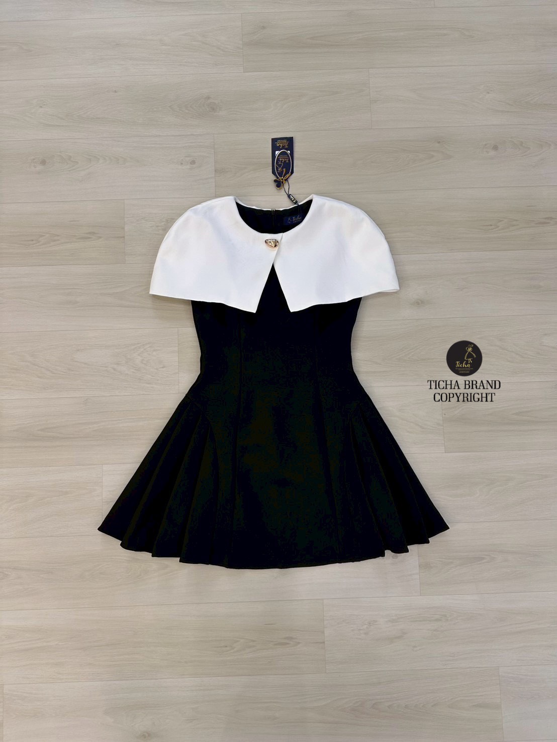 เดรสแขนกุดสีดำ แต่งดีเทลสไตย์เสื้อคลุมและติดอ่ะไหล่สีทองติดกะชุด ตีตะเข็บหน้าและหลัง อกเสริมฟองน้ำ ชายกระโปรงจับจีบบานออก ซิปหลังช่อน มีชับในตัว สวยหรู ดูแพง สุดๆ ห้ามพลาดนะคะ