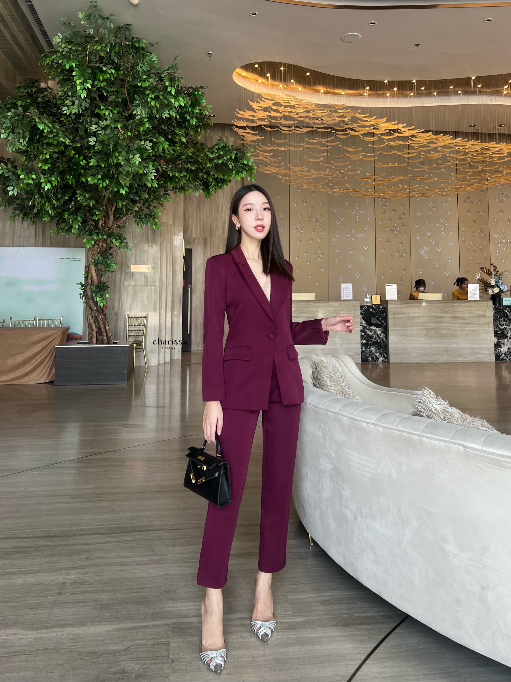 Blazer+กางเกง ผ้าดีใส่สบายมาก เสื้อสูทมีซับในอย่างดี แต่งกระดุมผ้าเดียวกับสีชุด มีซับในทั้ชุด มาคู่กับกางเกงขายาวใส่สบายๆ ไม่สม้อคนะคะ กระเป๋าใช้งานได้จริงทั้งเสื้อและกางเกงเลยค่า เสื้อสูทมีรองบ่าบางๆเพื่อให้เป็นทรงสวย จะใส่คู่กับรองเท้าผ้าใบวันสบายๆ หรือ