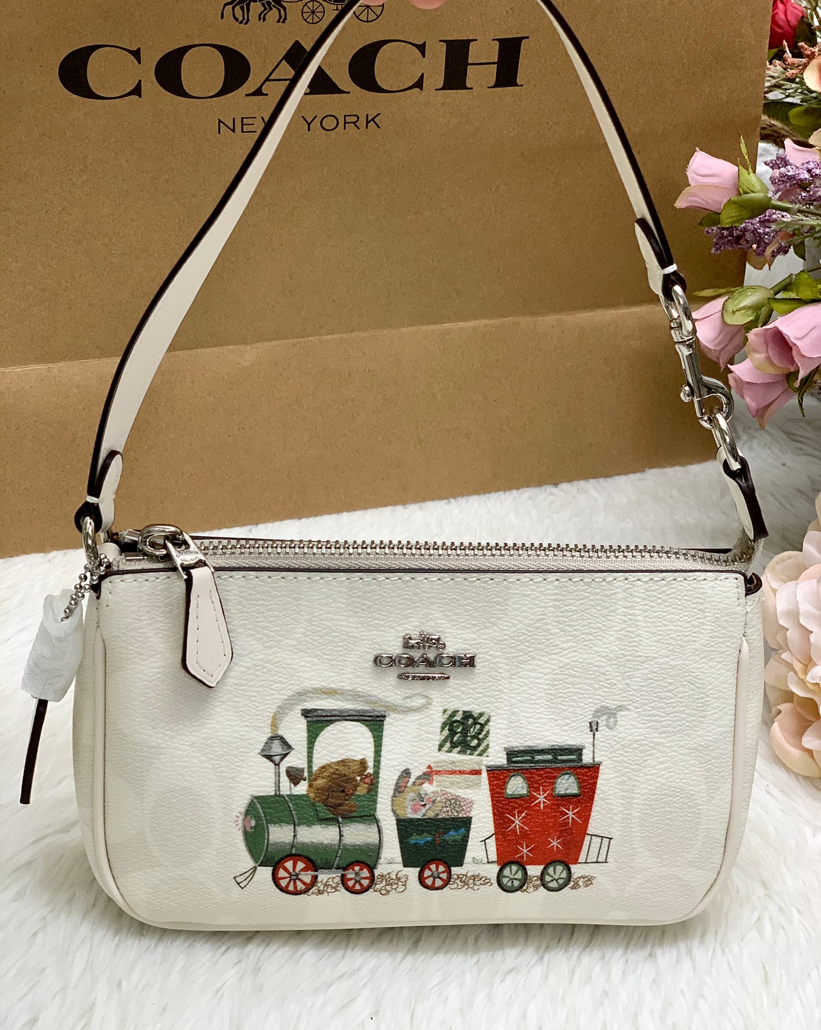 กระเป๋าสะพายไฮโซน่ารักลายคริสมาตร์ แบรนด์เนมโค้ชสีขาวลายC COACH NOLITA HANDBAG