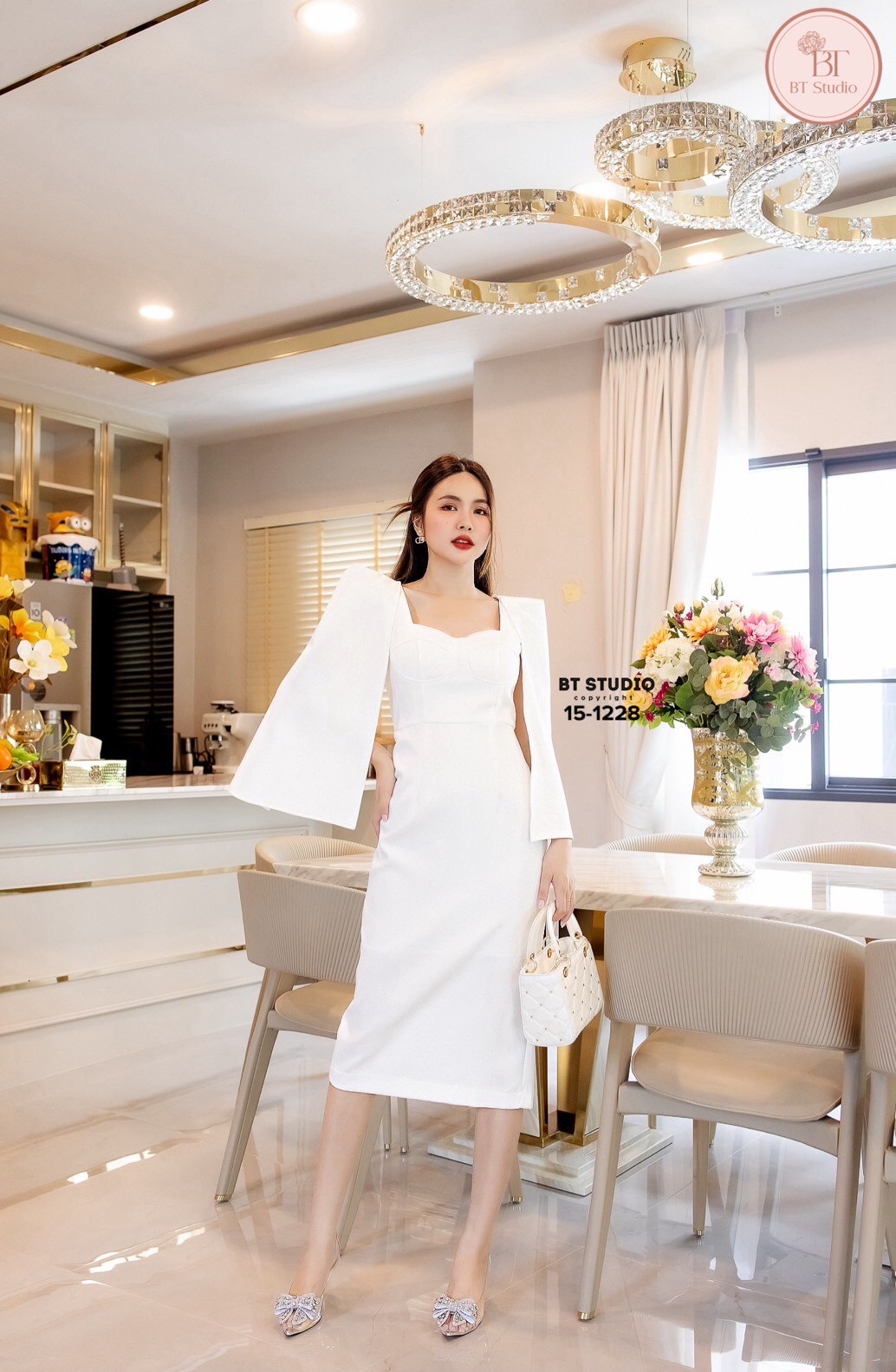 เดรสยาวทรงสอบ ดีเทลความคลุมเข่าดีเทลแต่งผ่าแขนช่วงแขนปิดหัวไหล่ ผ่าปลายชายด้านหลัง งานสวยเนื้อผ้าดี คัตติ๊งสวยมีซับในตัวคะ