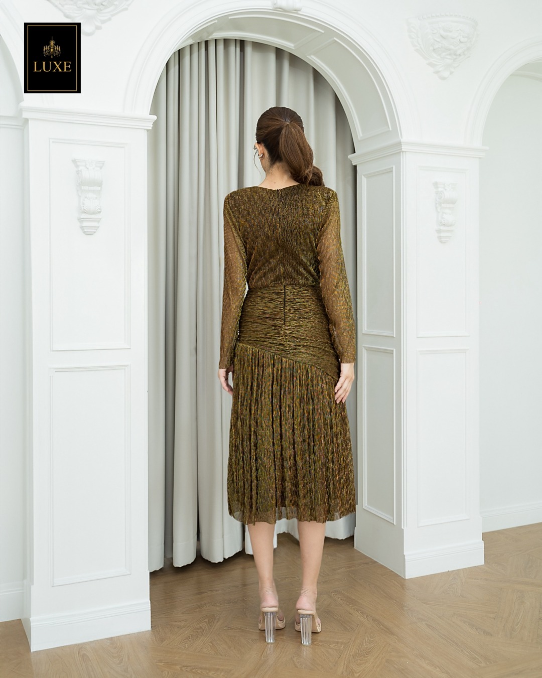 Label : LUXE เดรสเสื้อคอวีป้าย แขนยาวเสริมไหล่ กระโปรงจับเดรปย่นเข้ารูปตรงสะโพก ต่อชายกระโปรงบาน ทำจากผ้าราเม่อัดพลีทผสมดิ้นเมทัลลิก ผ้านุ่ม ยืดหยุ่น ใส่สบาย เล่นแสงสวย มีซิปซ่อนและซับในเต็มตัวค่ะ