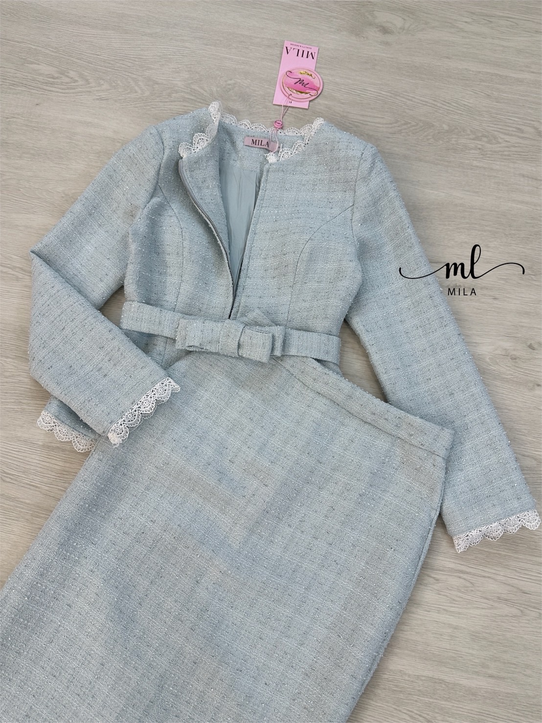 Set 2 ชิ้น เนื้อผ้าทวิตสีฟ้าผสมดิ้นเงิน ตัวเสื้อทรงพอดีตัวแขนยาวคอชิดแต่งระบายกุ๊นลูกไม้สีขาวเล็กๆที่ขอบชุด ตัวเสื้อเป็นซิปรูดด้านหน้า (อกเย็บเสริมฟองน้ำ และมีเสริมไหล่) มีสายขาดเอวเข็มขัดเป็นริบบิ้นโบว์มีกระดุมแป๊กติดด้านหลังเด่นสวย มาพร้อมกับกระโปรงยาวท