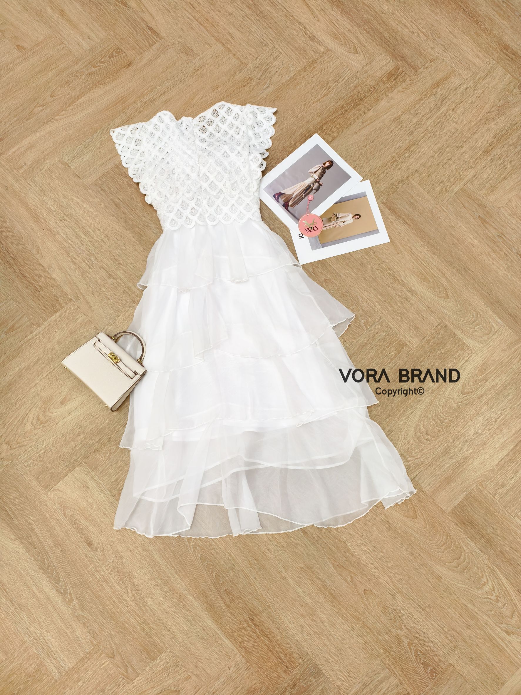 Dress ยาว คอวี ช่วงบนแต่งผ้าลูกไม้ มีฟองน้ำจัดทรงให้ค่ะ แต่งเข็มกลัดดอกไม้ช่วงอก เอวเข้ารูป ช่วงกระโปรงแต่งระบายชั้นๆ น่ารักมากค่ะ เนื้อผ้าใส่สบายมีซับในทั้งชุดค่ะ ... ใส่ออกมาแล้วเป๊ะเว่อร์ แพทเทรินเนี๊ยบสุดๆ สามารถใส่ได้ในทุกโอกาสเลยค่า