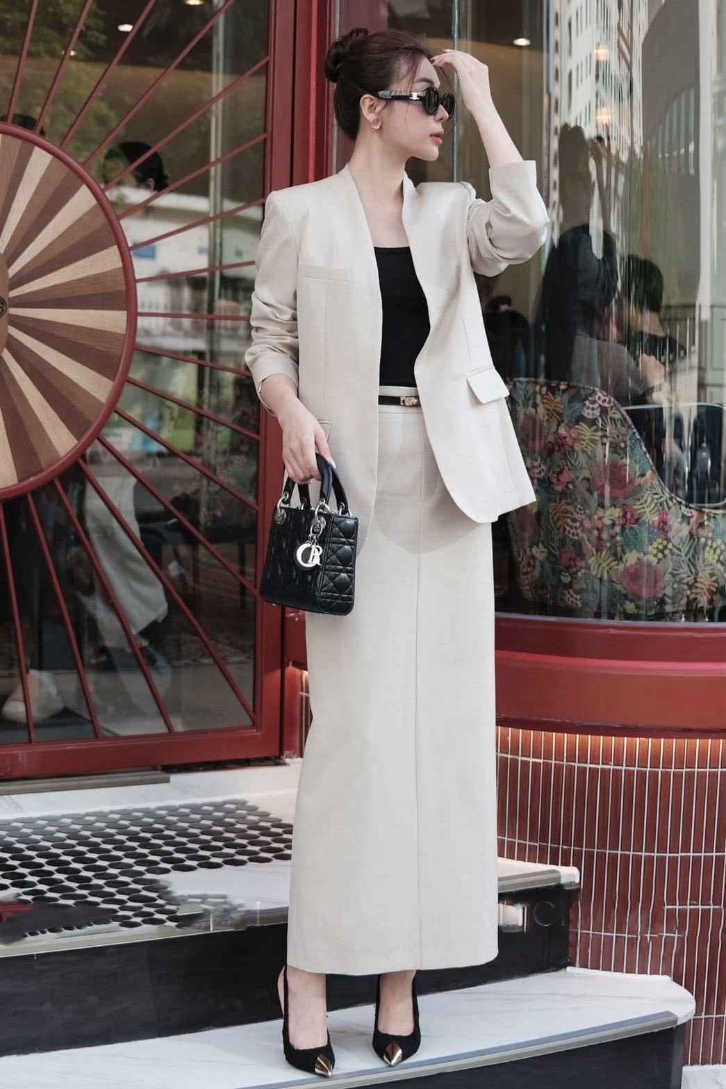 Set 3ชิ้น สุดคุ้ม เสื้อคลุมเบเซอร์แขนยาว สีครีม กระเป๋าหน้าใช้งานได้จริง มาพร้อมเสื้อกล้ามสีดำ คอกลมตัวใน เนื้อผ้ายืดหยุ่นได้ตามตัว แมทซ์กับกระโปรงยาวทรงสอบสีครีม ดีเทลแต่งผ่าหลังยาว (ซิปหลัง)