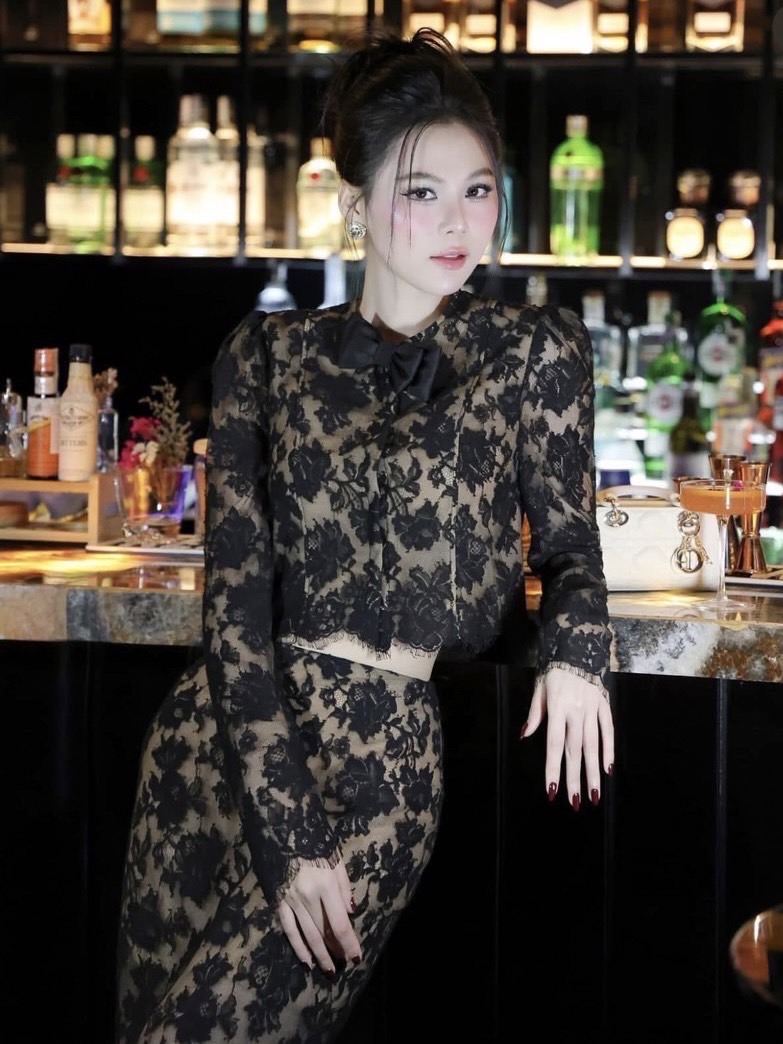 เซตลูกไม้ลายดอกกุหลาบทรงใหม่สวยมากเสื้อคอกลมแขนยาวซีทูติดกระดุมแป๊กด้านในแต่งโบว์มีซับในสีเนื้อกระโปรงสอบยาวผ่าหลังมีซับในถึงปลายชุดสวยหรู