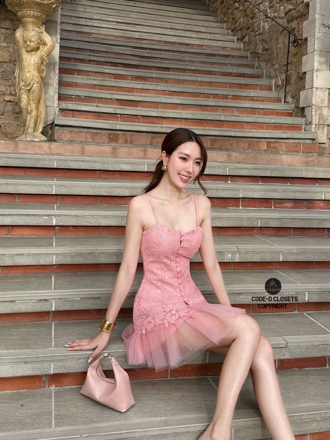 เซต2ชิ้น เสื้อสายเดี่ยวกระดุมหน้าเรียงยาว อกเสริมฟองน้ำ ปลายชายเสื้อแต่งบานออกเล็กน้อย งานเนื้อผ้าลูกไม้สีชมพู แน่นๆ มีชับในอย่างดี แมทซ์กับกระโปรงสั้น แต่งผ้ามุ้งตะข่ายด้านนอก มีชับใน เอวสม็อค