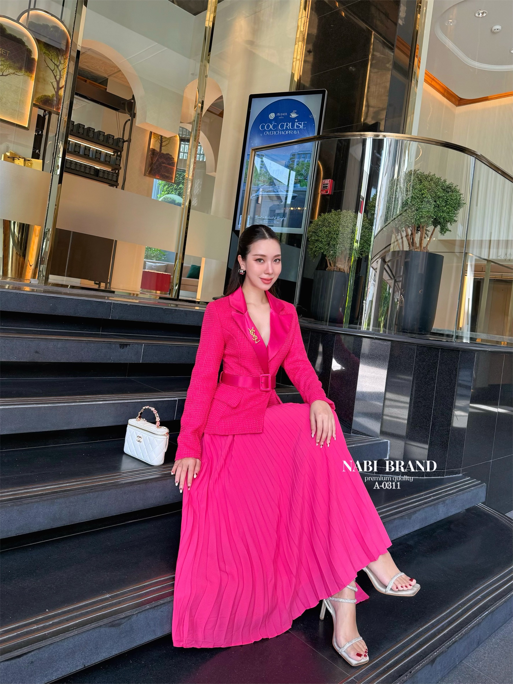 ชุดเซ็ตเสื้อคลุมแขนยาวดีไซน์ชุด สวยหรูดูแพง ปกคอแต่งด้วยผ้าSATINเงา ติดกระเป๋าหลอก2ข้าง มีกระดุมตรงกลาง 2เม็ด มาคู่กับกระโปรงอัดพลีทซิปข้าง มีเข็มกลัดและเข็มขัดมาให้ในเซ็ต ใส่แมทส์กันคือ สวย หรู ดูผู้ดีมาก ดีไซน์มาให้แบบผ้า 2ชนิด เสื้อคลุมใช้ผ้าทวิต กระโป