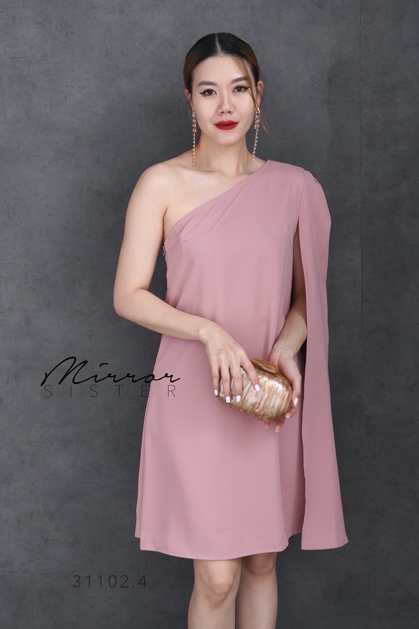 MiRRoRSiSTER's VeNice SinGLe SHouLDER DReSS•• เดรสใส่ออกงาน ดีไซน์สวย ใส่ง่าย ชุดเดียวตอบโจทย์ ด้วยดีไซน์ไหล่เดียว อีกข้างช่วงแขนผ่าแหวก เนื้อผ้าดีขึ้นทรงสวย ใครใส่ก็เก๋ ตรงใจทุกสี.