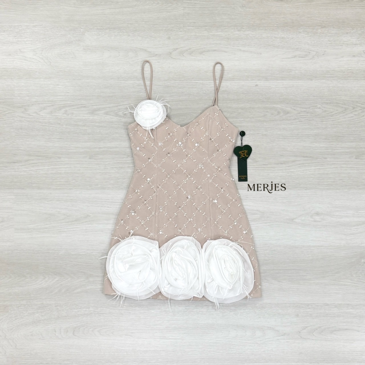 มินิเดรสสายเดี่ยวทรงเข้ารูปเย็บทับด้วยผ้าวิ้งปักมุกสีขาวตัวซับเสื้อเป็นสีเนื้อ อกมีฟองน้ำเสริม แต่งด้วยดอกไม้ช่วงอก และดอกไม้ใหญ่ชายกระโปรงดื่มความสวยเก๋แอบมีความเซ็กซี่ ออกงานปาร์ตี้สวยๆเลยคะ