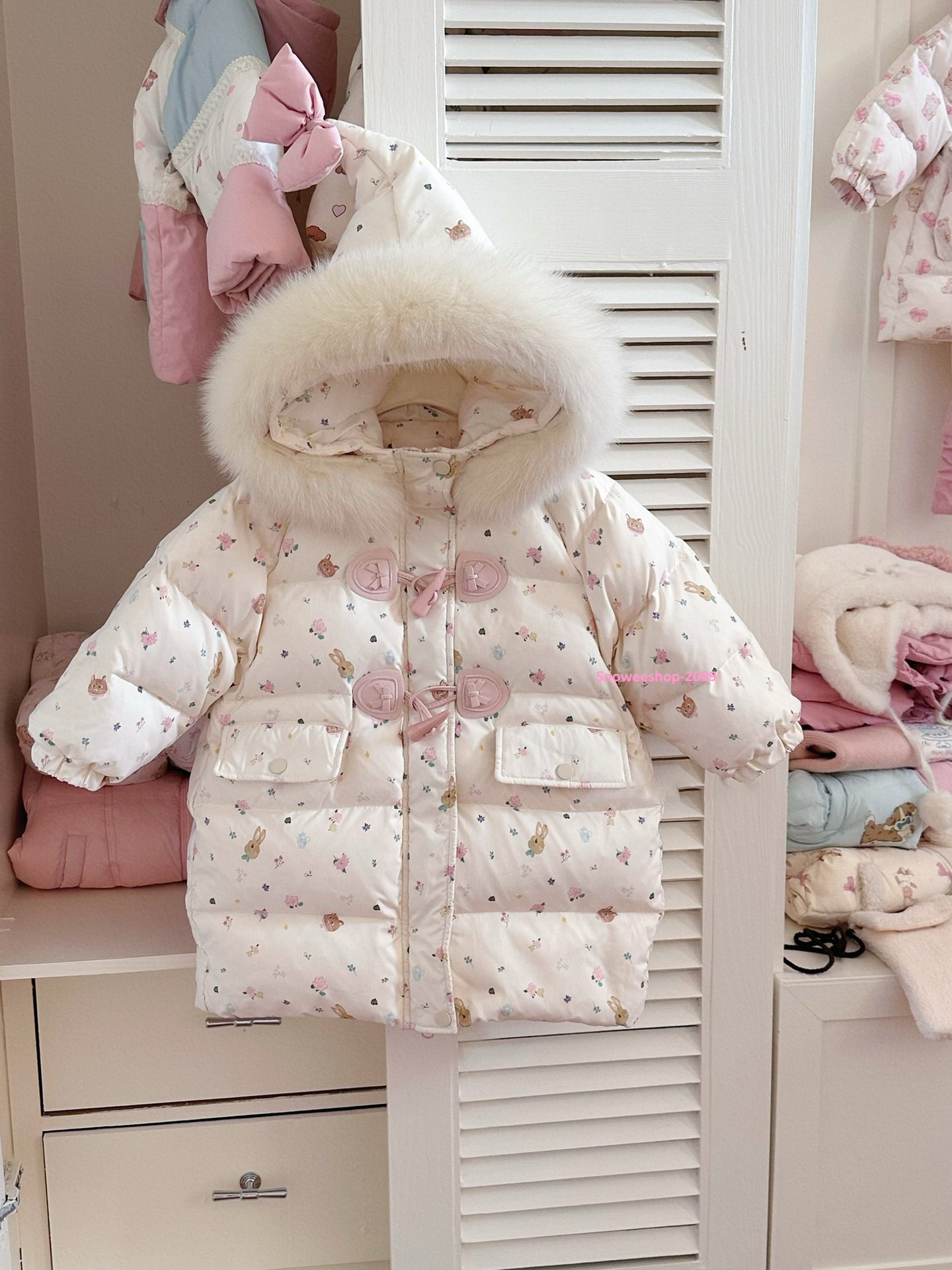 เสื้อกันหนาวเด็กมีไซส์ 80–130 cm Children’s Down Jacket 2025 เรียบหรู ละมุนแบบโทนอบอุ่น สีเบจคุณหนูมาก บุหนานุ่มทั้งตัว ไม่คัน ไม่แข็ง ซิป + กระดุม 2 ชั้น กันลมอยู่สุด ปกสูงกันลมเย็นตรงคอพร้อมหมวกฮู้ดแต่งโบว์ชมพู ใส่ได้ตั้งแต่ ติดลบ ใส่เที่ยวต่างประเทศ หร