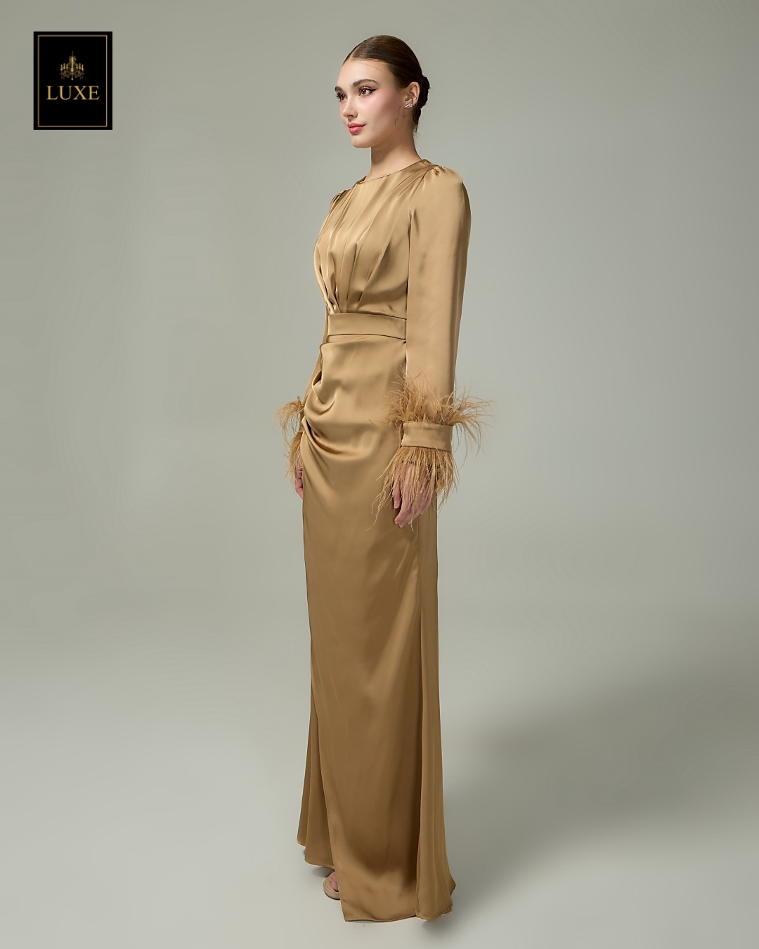 Label : LUXE เดรสเสื้อคอกลมแขนยาว กระโปรงยาวจับเดรปข้างลำตัว ดีเทลแต่งจีบเดฟด้านข้าง ช่วยอำพรางหุ่น ตัวชุดทำจากผ้าพรีเมี่ยมเครปซาติน แต่งปลายแขนด้วยขนนก มีซิปซ่อนและซับในเต็มตัว