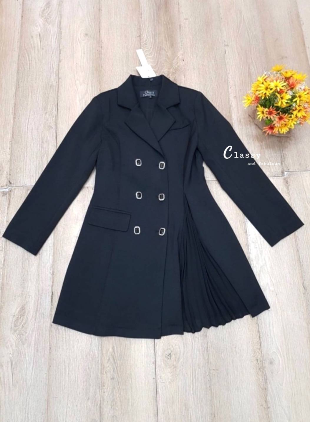 Dress สูท คอปกสูทแขนยาว บ่าเสริมฟองน้ำ ผ้าสูทอัดกาวอย่างดี กระดุมหน้าสวยๆ 6เม็ด และปลายกระโปรงด้านข้างอัดพลีท ผ้าดีมากมีน้ำหนัก มีซับในทั้งตัว งานหรูงานดูแพงเวอร์วัง สวยระดับ10 จัดเลยไม่ผิดหวัง ผ้าดี๊ดี
