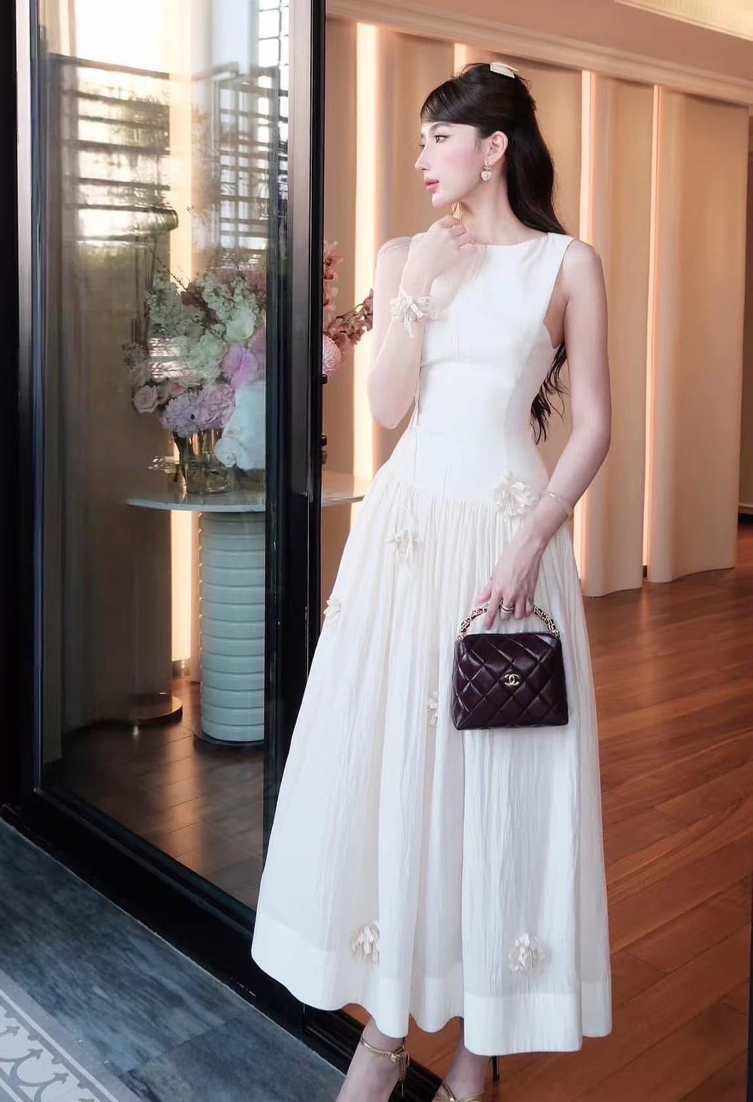 เดรสแขนกุดตัวยาวสีขาวช่วงกระโปรงผ้าตาข่ายสีขาวฟูฟ่อง ปักดอก 3D ใส่แล้วโลกสดใสมากๆค่ารุ่นนี้ ใส่vacayถ่ายรูปกับแก๊งค์เพื่อนๆไม่มีผิดหวังเลยค่า