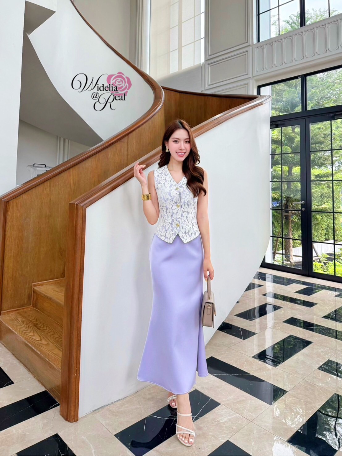 Set เสื้อแขนกุดกับกระโปรงยาว เสื้อเนื้อผ้าลูกไม้ อกมีฟองน้ำ กระดุมทอง กระโปรงผ้าซาตินเนื้อหนามีน้ำหนัก เอวสูง ซิปหลัง ชุดนี้งานสวยมากๆ ทรงสวยเป๊ะ