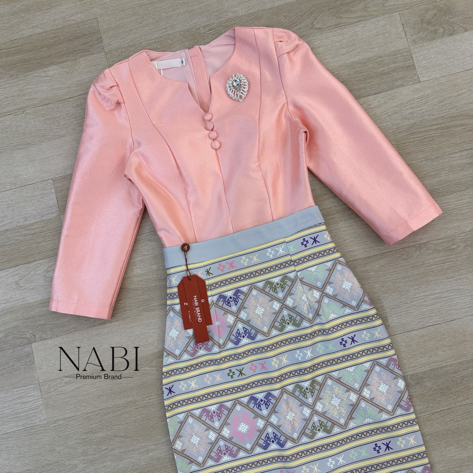 Label :: #NABIBRAND Code :: A-50010 Detail :: ใครกำลังมองหาชุดไปวัด งานบวช งานขึ้นบ้านใหม่ ออกพรรษา แนะนำชุดนี้เลยค่ะ ชุดเซ็ตเสื้อแขนยาว 3ส่วน คอกลม ผ่าทรงวีช่วงอก แต่งกระดุม มาคู่กับผ้าถุงพิมพ์ลายไทยและเข็มกลัดเพชร ทรงสวยมาก ผ่าด้านหลัง เดินสะดวก ผ้าอัดก