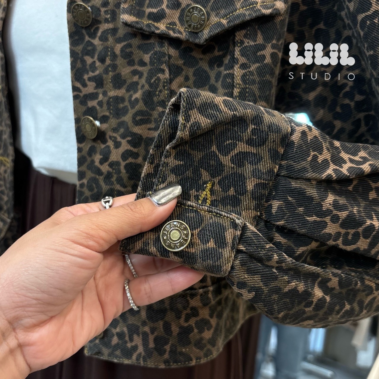 🐆Girly Leopard Jacket🐆 เสื้อคลุมผ้ายีนส์ลายเสือดาว งานผ้าดี ตัดเย็บดี แบบสวย ไม่มีซับในไม่ร้อน #ต้องมีค่ะ😘 🏷Freesize อก42“ วงแขน18” แขนยาว22“ เสื้อยาว18” 🛍ลายเสือดาวสีเดียวค่ะ 💰 Price : 790.- (ค่าส่งลงทะเบีย