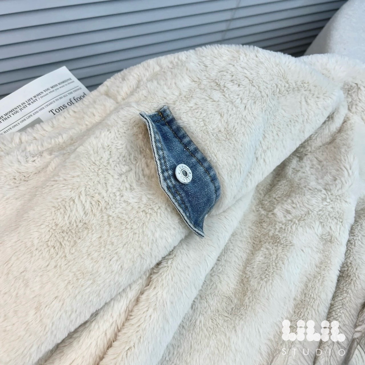 เสื้อแจ็คเก็ตยีนส์ด้านในขนนุ่มดีสุดอุ่นสุดใส่ได้2ด้านเก๋ๆ กระเป๋าข้างมืออุ่นด้วย พร้อมส่งเลยค่ะ
