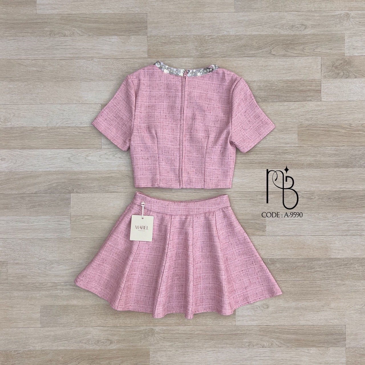 ชุดเซทสีชมพูน่ารัก เสื้อแขนสั้นผ้าทวิสแต่งอะไหล่ปักเลื่อม ซิบหลัง และเข็มกลัดโบว์ 3 ชิ้น พร้อมกระโปรงผ้าทวิส สีเดียวกัน เป็นซับในกางเกง งานซิบข้าง ชุดมีฟองน้ำ คุณภาพตัดเย็บเนี๊ยบทุกจุด ผ้าดีโคตรๆ สวยแบบคุณหนู บอกเลยว่าจึ้งๆ❤️🔥 #BRANDMABEL #