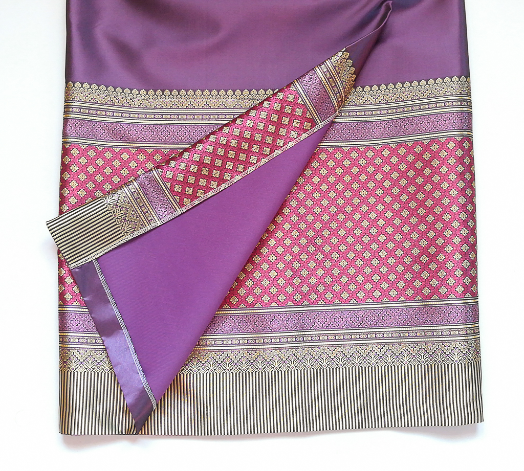 ผ้าถุงไหมสำเร็จรูป (สีม่วง) งานตัดเย็บประณีต อัดผ้ากาวตามสีของผ้าถุง เนื้องานดีเกรด A (รอบเอว 30 นิ้ว)