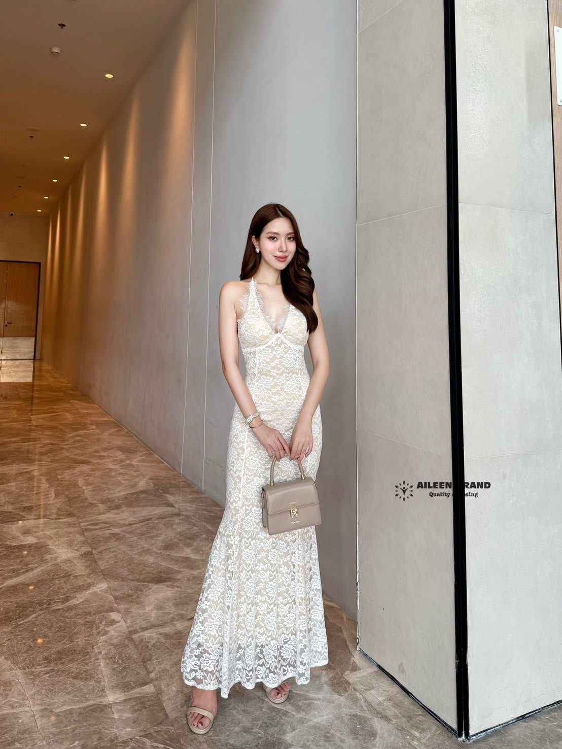 Maxiเดรสยาว คอวี ดีเทลแต่งสายผูกคอ แต่งระบายลูกไม้ตามขอบ อกเสริมฟองน้ำ ตัวเดรสทรงเข้ารูปสวย ชายกระโปรงทรงหางปลา งานเนื้อผ้าลูกไม้สีขาว ตัดกับชับในสีครีม