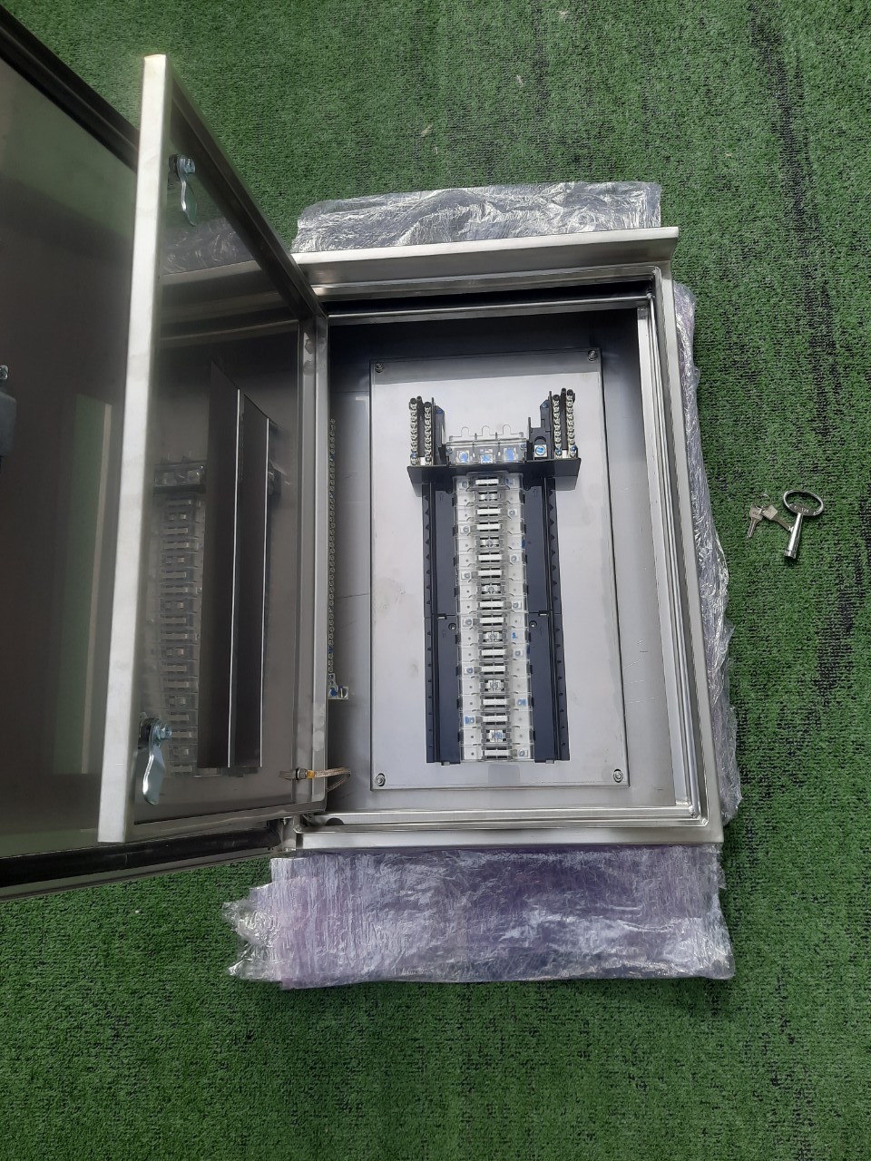 Main LUG 100A ตู้สแตนเลส 304 มีหลังคาสโลป W450xH650xD152mm. (36ช่อง)