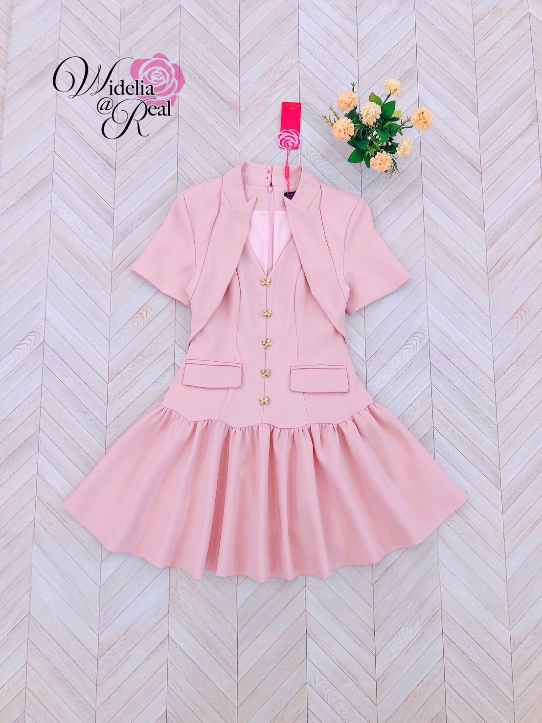 Dress เดรสแขนสั้น คอวี แต่งกระดุมหน้า ซิปหลัง กระโปรงเย็บระบาย งานเนื้อผ้าอย่างดีมีน้ำหนัก ผ้าเรียบสีชมพู ชุดนี้งานสวยทรงเป๊ะ คัตติ้งเนี๊ยบมาก แนะนำเลย รับรองใส่ออกมาไม่ผิดหวังการันตีให้เลย บอกเลยห้ามพลาดเด็ดขาด งานดีงานสวยแน่นอน