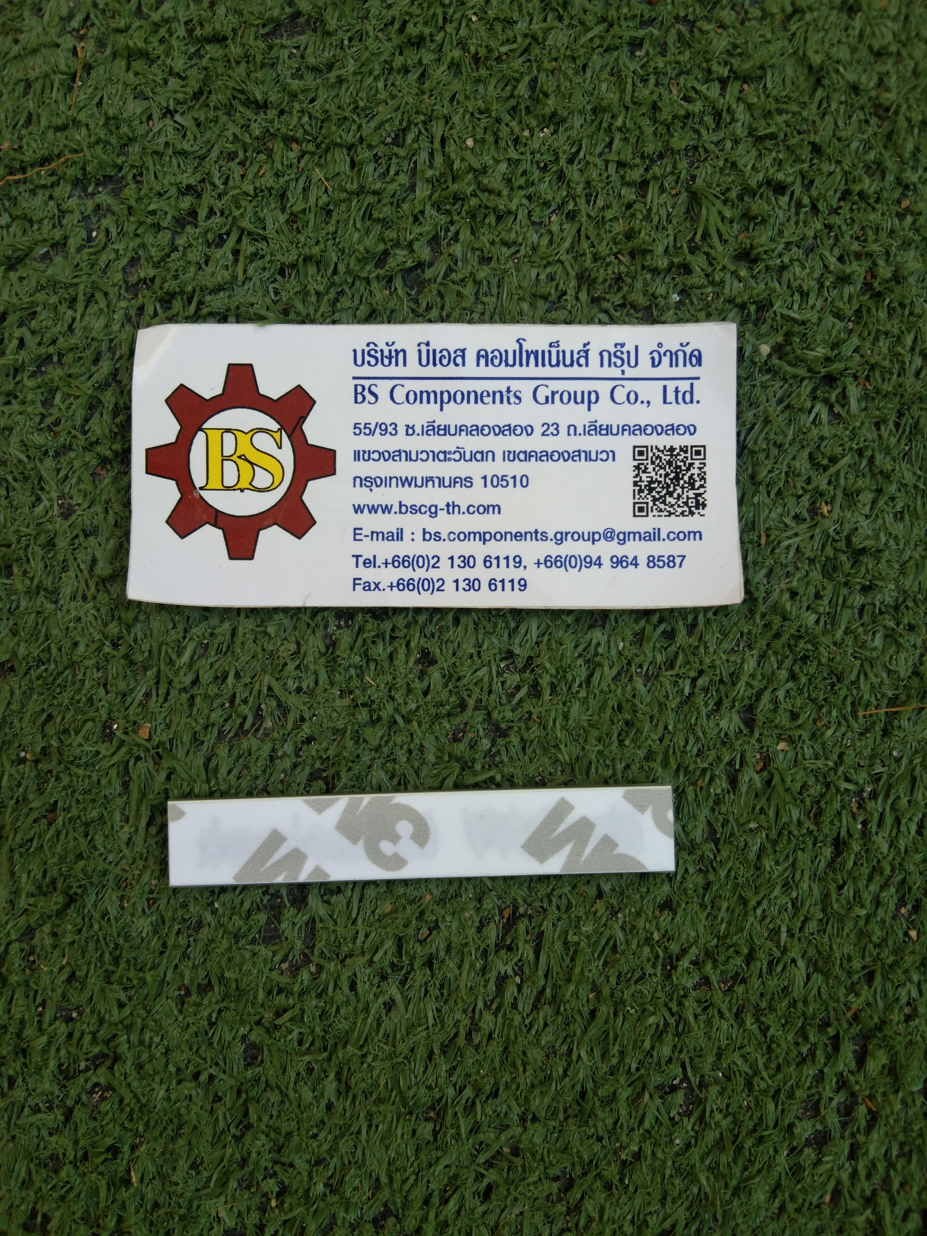 Name plate 1.2x7cm.พื่น ขาวตัวดำ กัดด้านหลัง