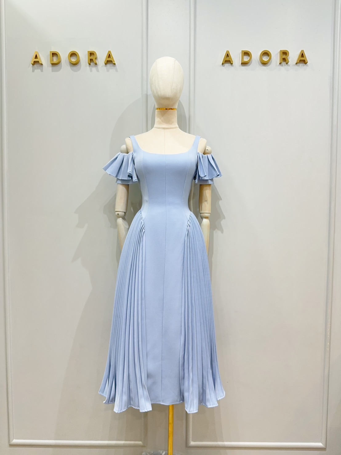 เดรสดีไซน์สายเดี่ยว แต่งดีเทลช่วงแขน ตัวเดรส ใช้ผ้าเนื้อผ้า เกรดพรีเมี่ยมทั้งตัว เนื้อผ้ามีคุณภาพ ใส่แล้วเก็บทรงดูหุ่นเพรียว แต่งดีเทลอัดพลีทด้านข้างทั้งสองข้าง งานมีซับใน งานซิปหลัง สาวๆใส่ออกงาน หรือ ใส่ทำงาน มีติดตู้ไว้ ได้ใช้หลายโอกาสเเน่นอนค่ะชุดนี้