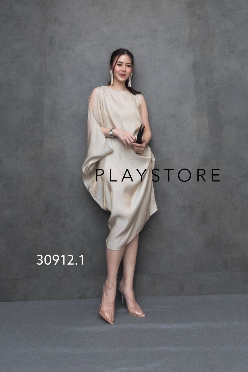 MiRRoRSiSTER’s JoKüLg aXiDRESS•• เดรสผ้าซิลค์ดีไซน์เก๋ ทรงโคร่งๆ ใส่ออกงานสวยสง่า ด้านซ้ายมีดีเทลแต่งจับย่นเพิ่มวอลลุ่มให้ชุด ด้านขวาช่วงแขนแต่งดีไซน์เว้าไหล่ ชายเฉียงนิดๆ เนื้อผ้าสวยอย่างดีเหลือบๆเล่นแสงมีประกายออร่า ใส่สบายสุดๆ ใส่ออกงานเริ่ด.