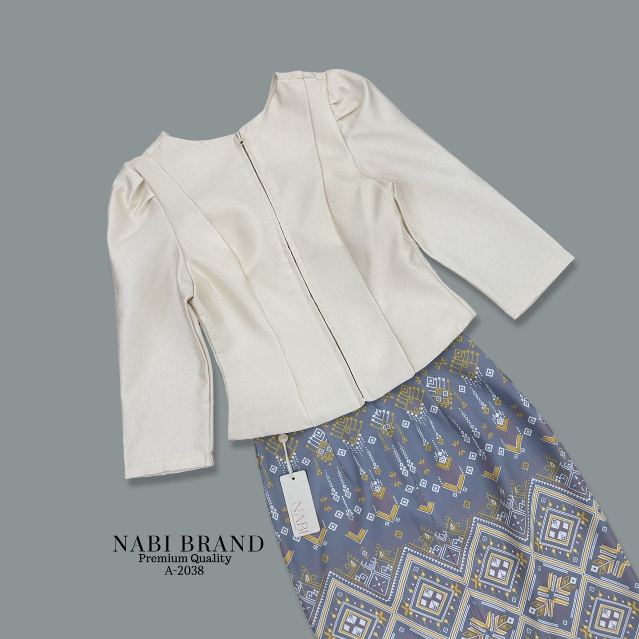 สวยสง่างาม แบบไทย ดูผู้ดี กับเสื้อแขนสั้น 3ส่วน แต่งกระด้านหน้า มีฟองน้ำ ซับในเรียบร้อย งานซิบหลัง มาพร้อมกับเข็มกลัดเพชร ผ้าถุงพิมพ์ลาย ผ้านุ่มนวล ใส่ซับในเรียบร้อย ดีเทลผ่าด้านหลัง งานซิบหลังสวมใส่ง่าย สวยแบบไทยออร่าพุ่ง สามารถใส่ไปวัด งานแต่งได้หมดเลยค