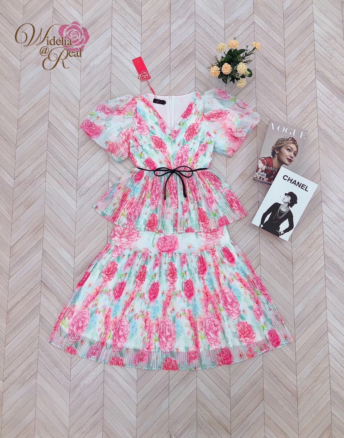Maxi dress แม็กซี่เดรสแขนพอง คอวี ซิปหลัง เอวเย็บโบว์ดำ เนื้อผ้าอัดพลีทพิมพ์ลายดอกกุหลาบสีชมพู ช่วงกระโปรงเย็บระบายต่อผ้าเป็นชั้นๆ เนื้อผ้ามีน้ำหนัก ชุดนี้ผ้าดีมากๆ งานคัตติ้งเนี๊ยบ ทรงสวยมาก