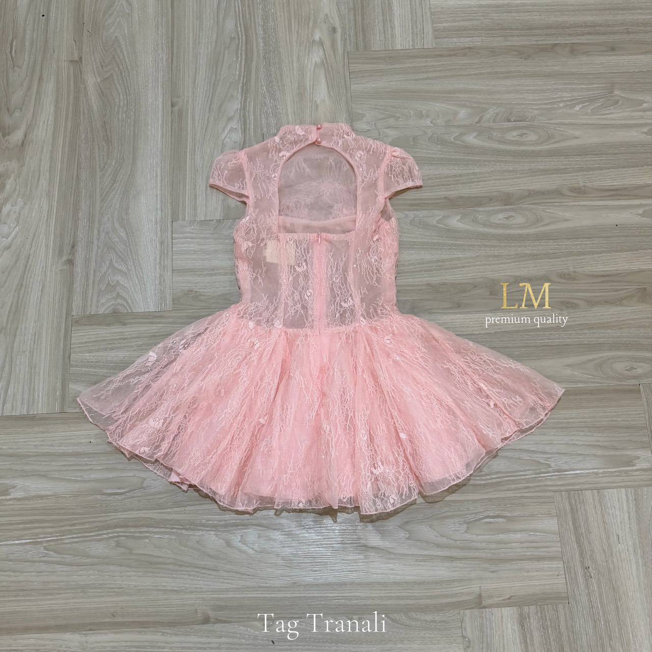 เดรสลูกไม้ปิดคอแขนตุ๊กตา งานลูกไม้ซีทรูเซ็กซี่ กระโปรงพองระบาย ลูกไม้สลับผ้าตาข่ายซีทรูเนื้อนิ่มหลายชั้น เว้าหลังเบาๆ งานสวยแซ่บ สีชุดชมพูหวานละมุน ผ้านิ่มใส่สบายไม่เคือง ** High end product so no sponge