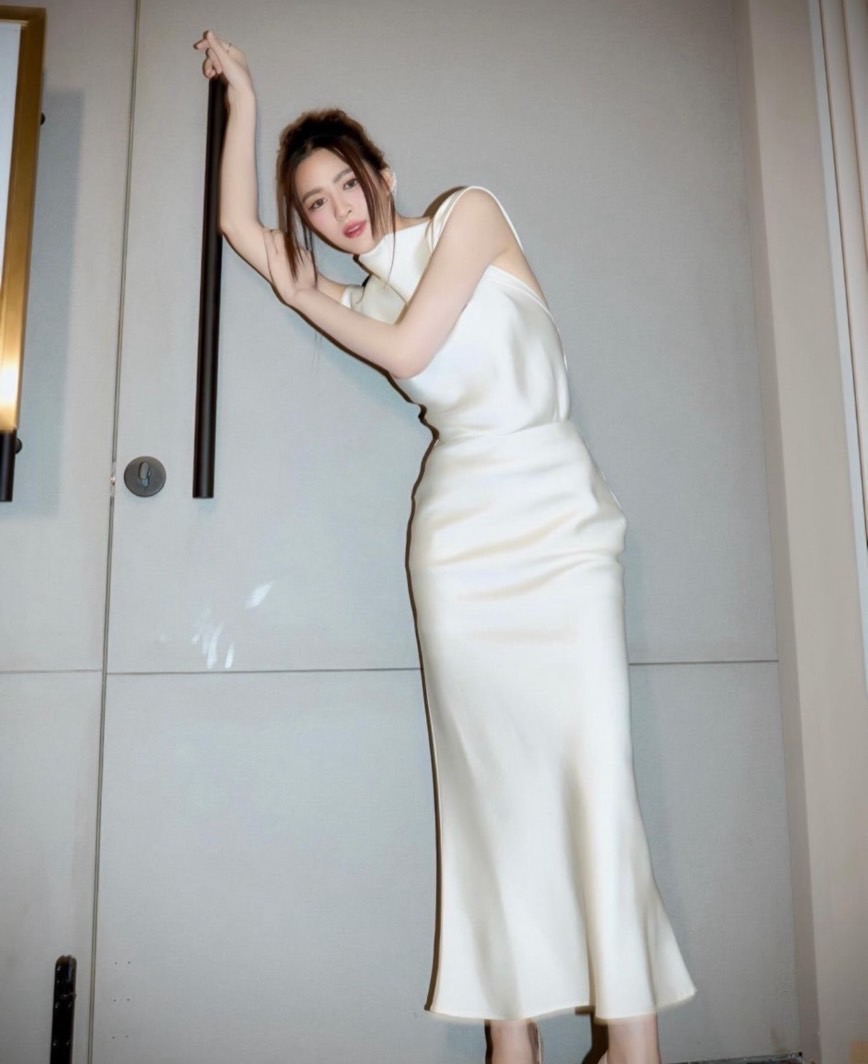 เดรสกระโปรงยาวแขนกุด ทรงพอดีตัวใส่กำลังสวย ผ้าดีเนื้อสวยหรูหราใส่ออกงานเข้าสังคมได้ สีสวยขับผิวใส่ได้ทุกโอกาสพิเศษ ด้านหลังแต่งโบว์ผูกได้ตามต้องการ พอผูกแล้วทำให้เว้าหลังเล็กน้อยกำลังสวย ปลายกระโปรงพลิ้วเล็กน้อย ความยาวกระโปรงกำลังพอดีใส่กำลังสวย