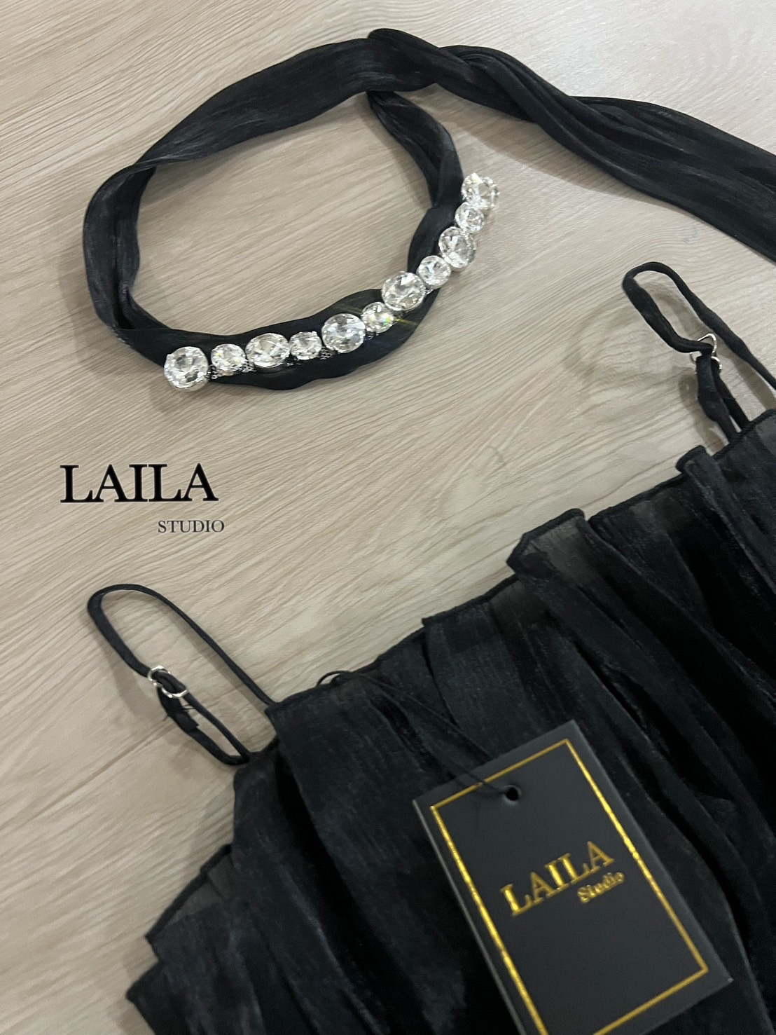 Tag: LAlLA Detail: Setเสื้อ+กางเกง งานเสื้อทรงสายเดี่ยวแต่งอัดพลีทจีบๆทั้งลำตัว ด้านหลังแต่งสม็อค เนื้อผ้าสวยงานผ้าทิ้งตัว ดีไซร์ซ็อคเกอร์ผูกคอแต่งเพชรเพิ่มความโดดเด่นให้ชุด มาพร้อมกระโปรงสีดำทรงสวย ด้านในแต่งซับในกางเกง ลุคนี้แมชลงตัวลงตัวมากค่าบอกเลย #b