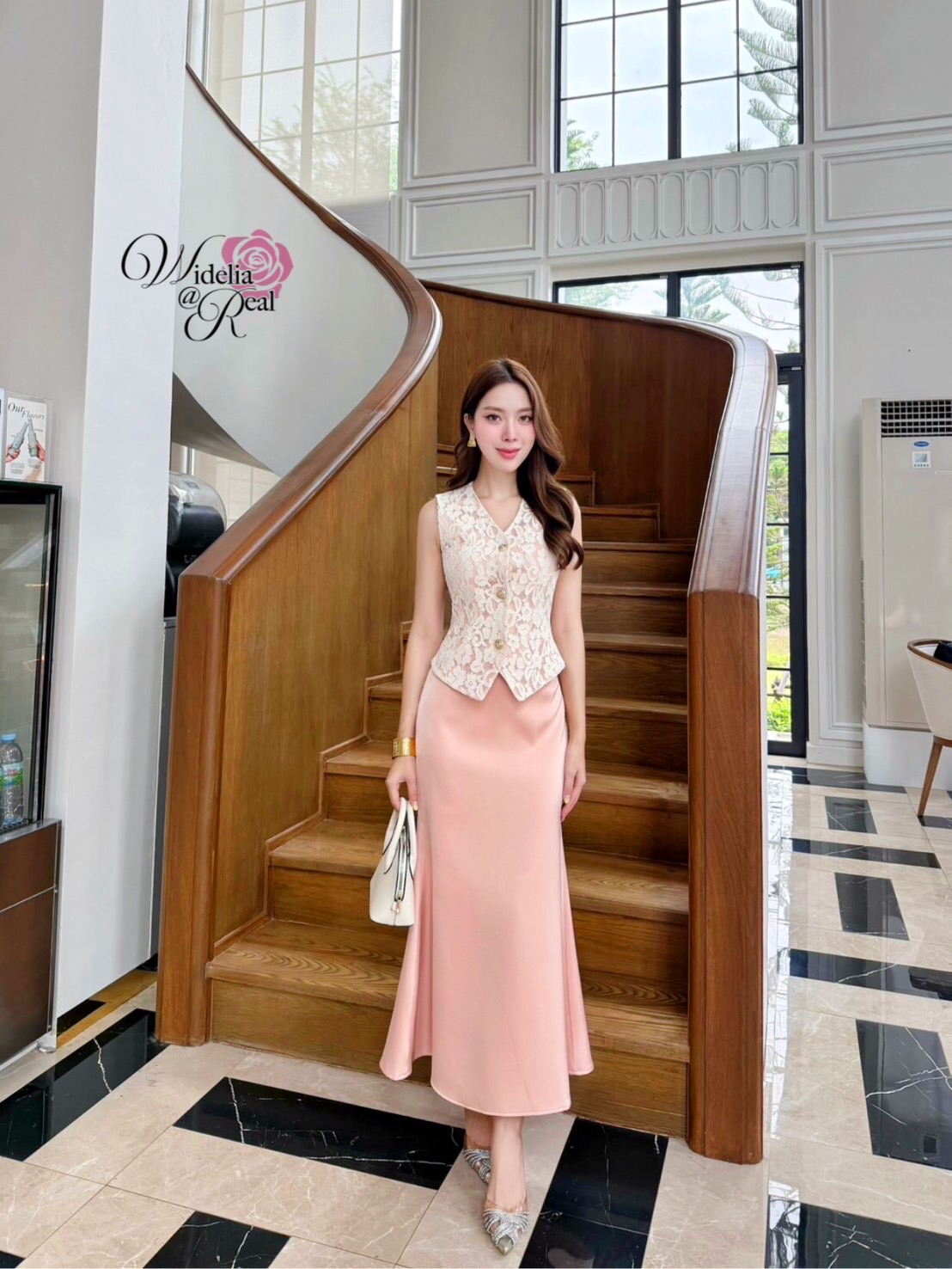Set เสื้อแขนกุดกับกระโปรงยาว เสื้อเนื้อผ้าลูกไม้ อกมีฟองน้ำ กระดุมทอง กระโปรงผ้าซาตินเนื้อหนามีน้ำหนัก เอวสูง ซิปหลัง ชุดนี้งานสวยมากๆ ทรงสวยเป๊ะ