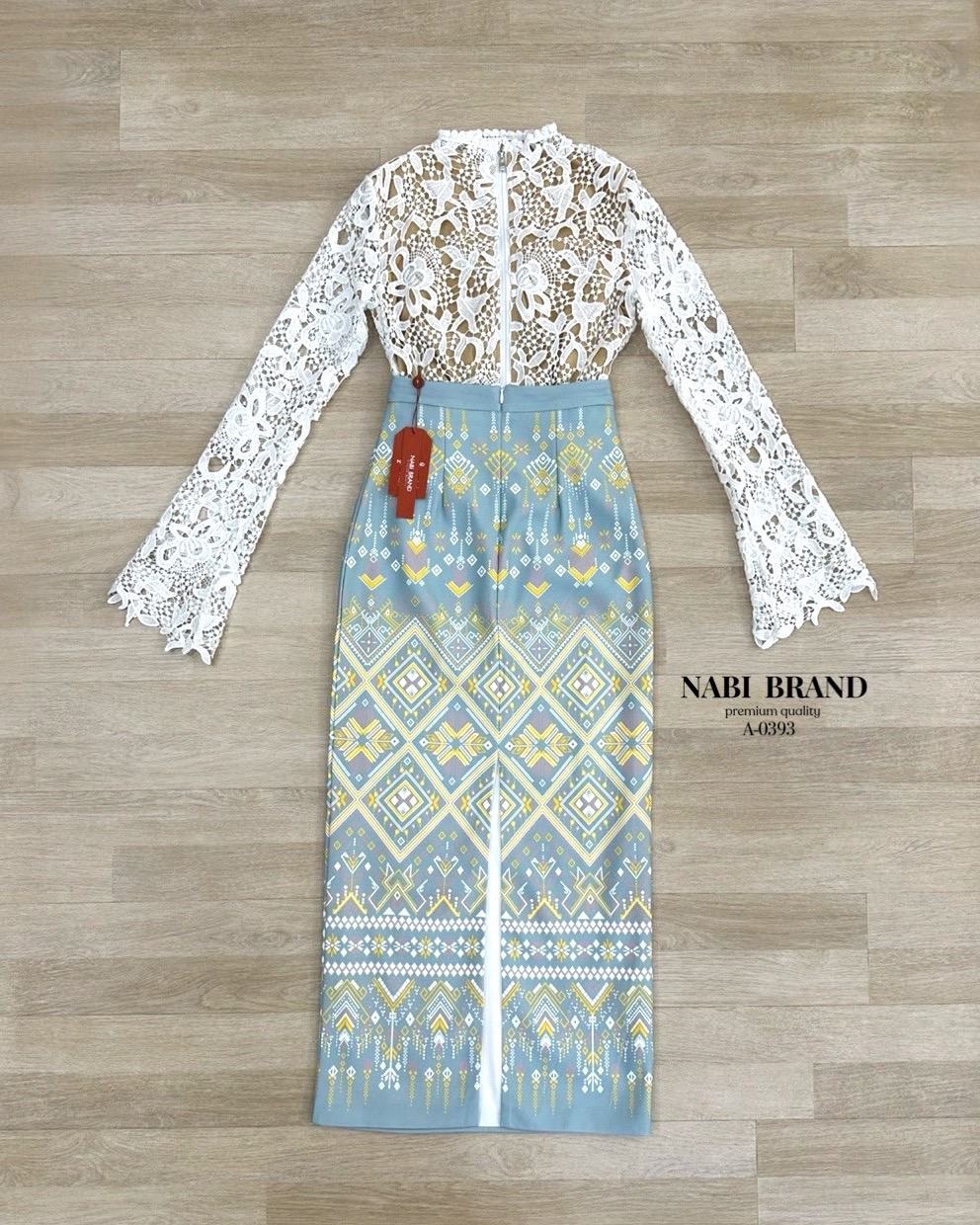 Label :: #NABIBRAND Code :: A-0393 Detail :: ชุดเซทชุดไทย คอลใหม่ อย่างหรูดูดี เสื้อลูกไม้แขนยาวสีขาวอย่างดี และกระโปรงผ้าพิมพ์ลายยอย่างสวย แบบผ่าหลังเล็กน้อย ดีไซส์เก๋ มีซับในและฟองน้ำอย่างดี งานซิบหลัง งานคุณภาพ คัดสรรมาให้ช้อปปิ้งแล้วนะคะ🥰 #NAB