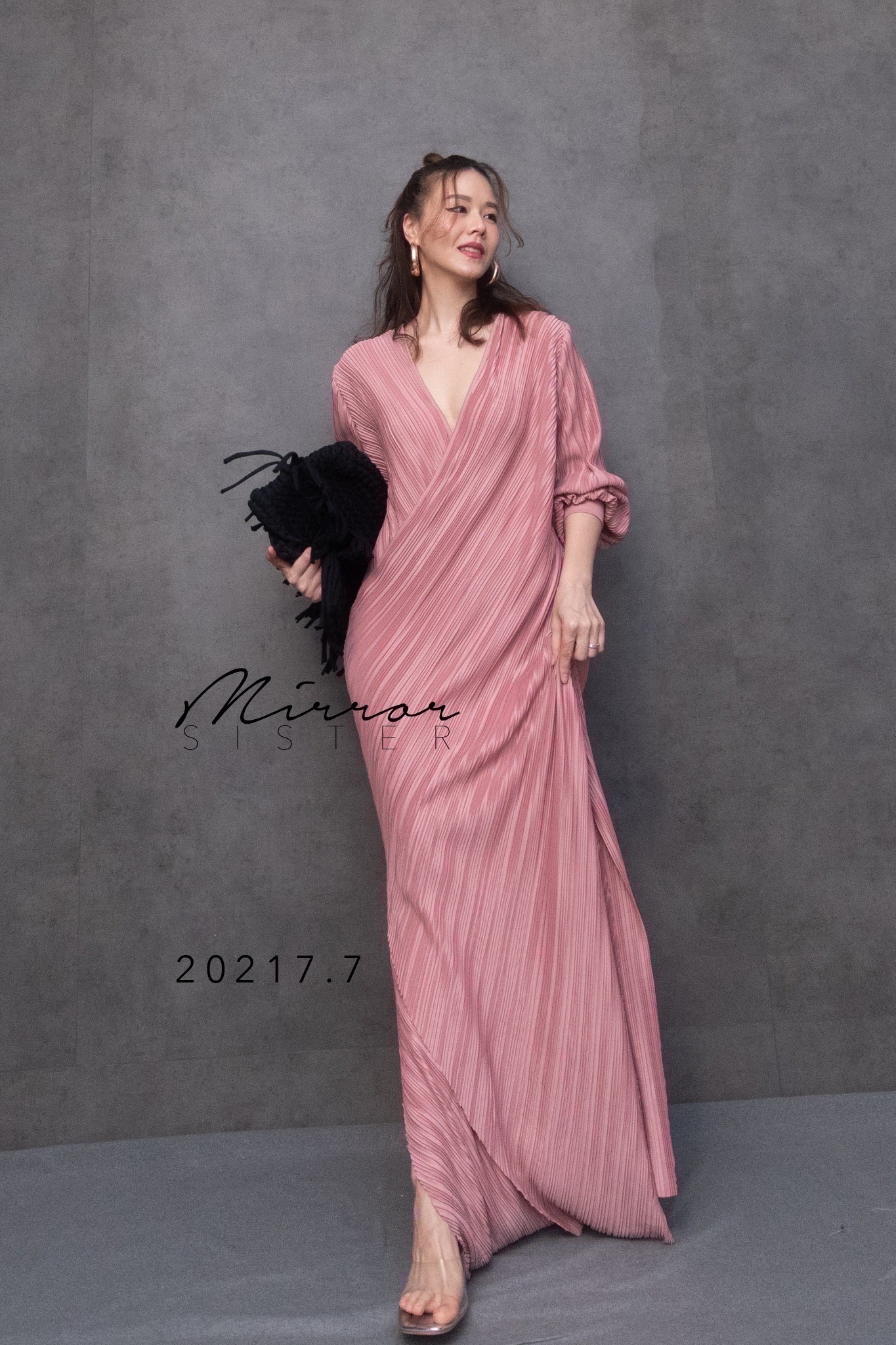 MiRRoRSiSTER’s SoNAR PLeaT DReSS•• แมกซี่เดรสพลีทตัวยาวววว...ดีไซน์สวยหรู ช่วงอกไขว้ทับกันอย่างเก๋ ช่วงตัวปล่อยยาวผ่าด้านข้าง เนื้อผ้าอัดพลีทอย่างดียืดหยุ่นได้เยอะ โทนสีสวย ใส่ออกงานโดดเด่น เฉิดฉายแน่นอน